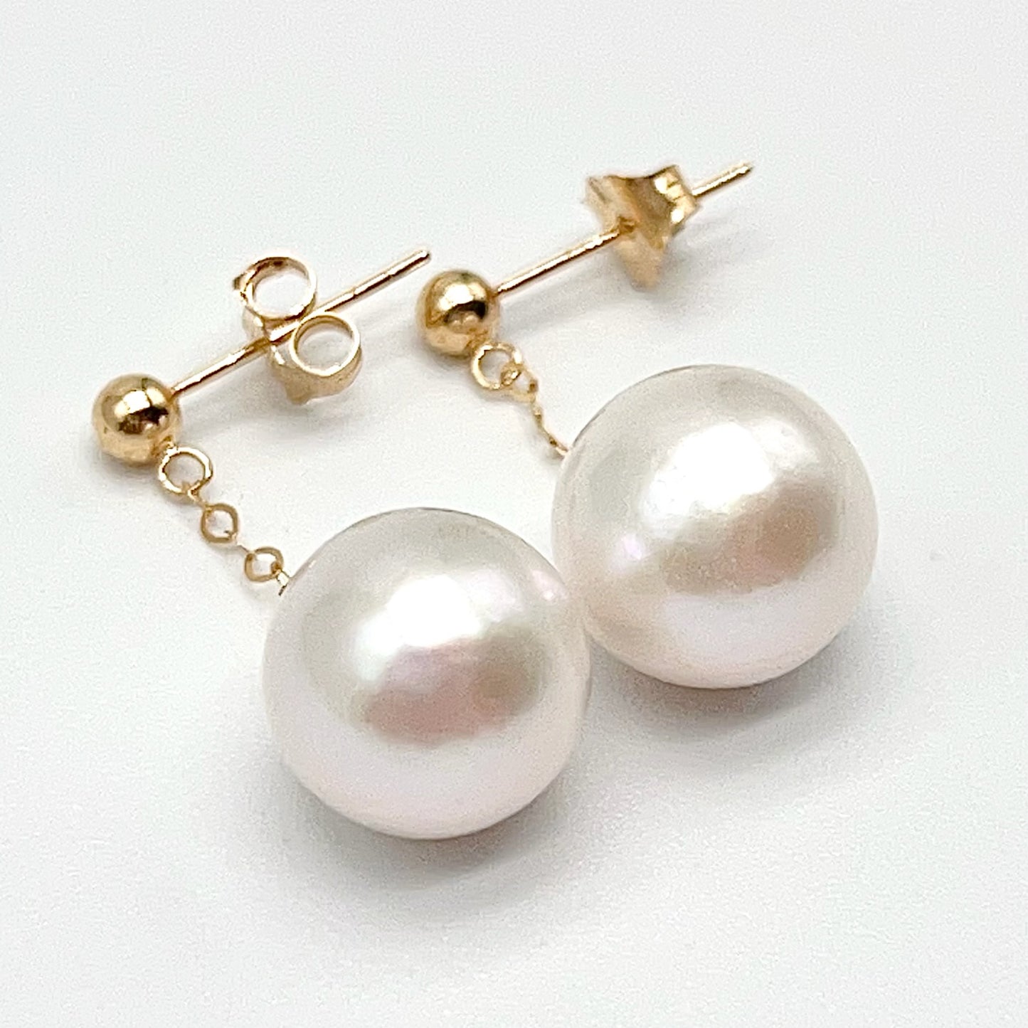 Swing Swing . Edison Pearl Earring Stud in 18K with Chain. White . Top Quality