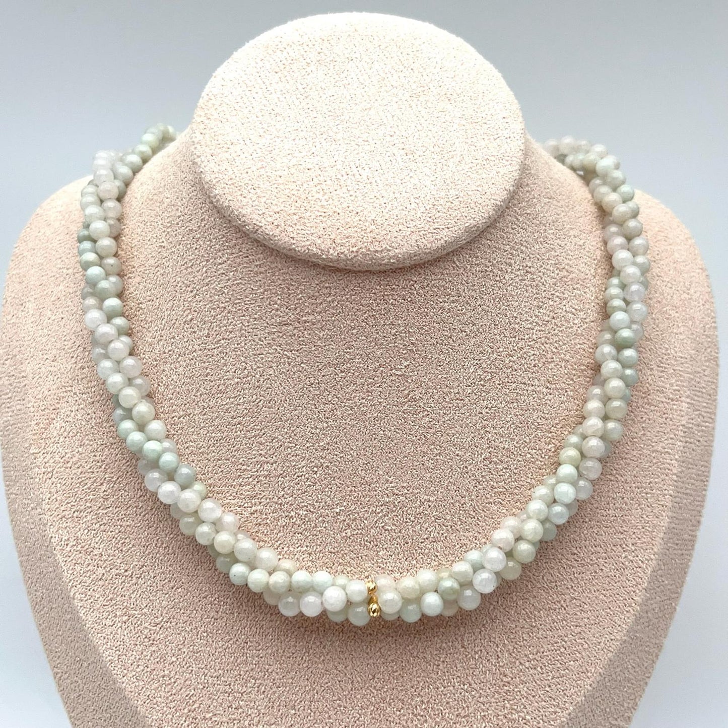 Classic. Necklace of green Jadeite in 18K Gold. 3 String. 4mm