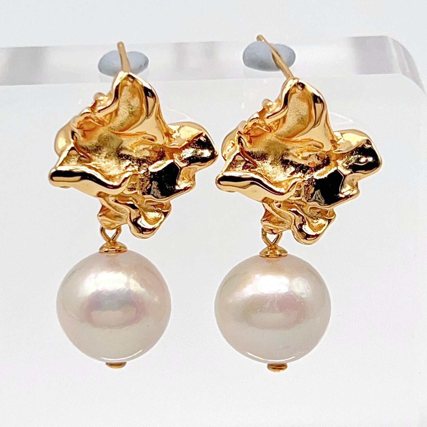 Retro Wind . Earring of Edison Pearl in Silver 925. Twisted Surface