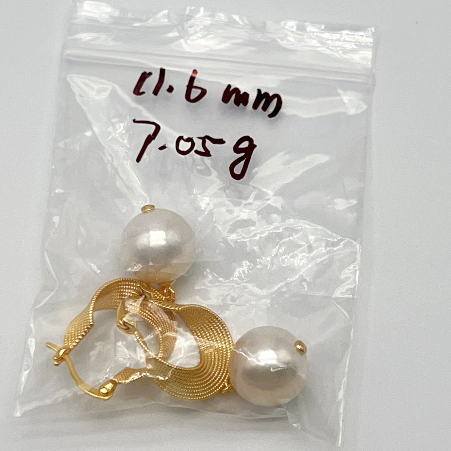 Retro Wind . Earring of White Edison Pearl in Silver 925. Twist Ribbon