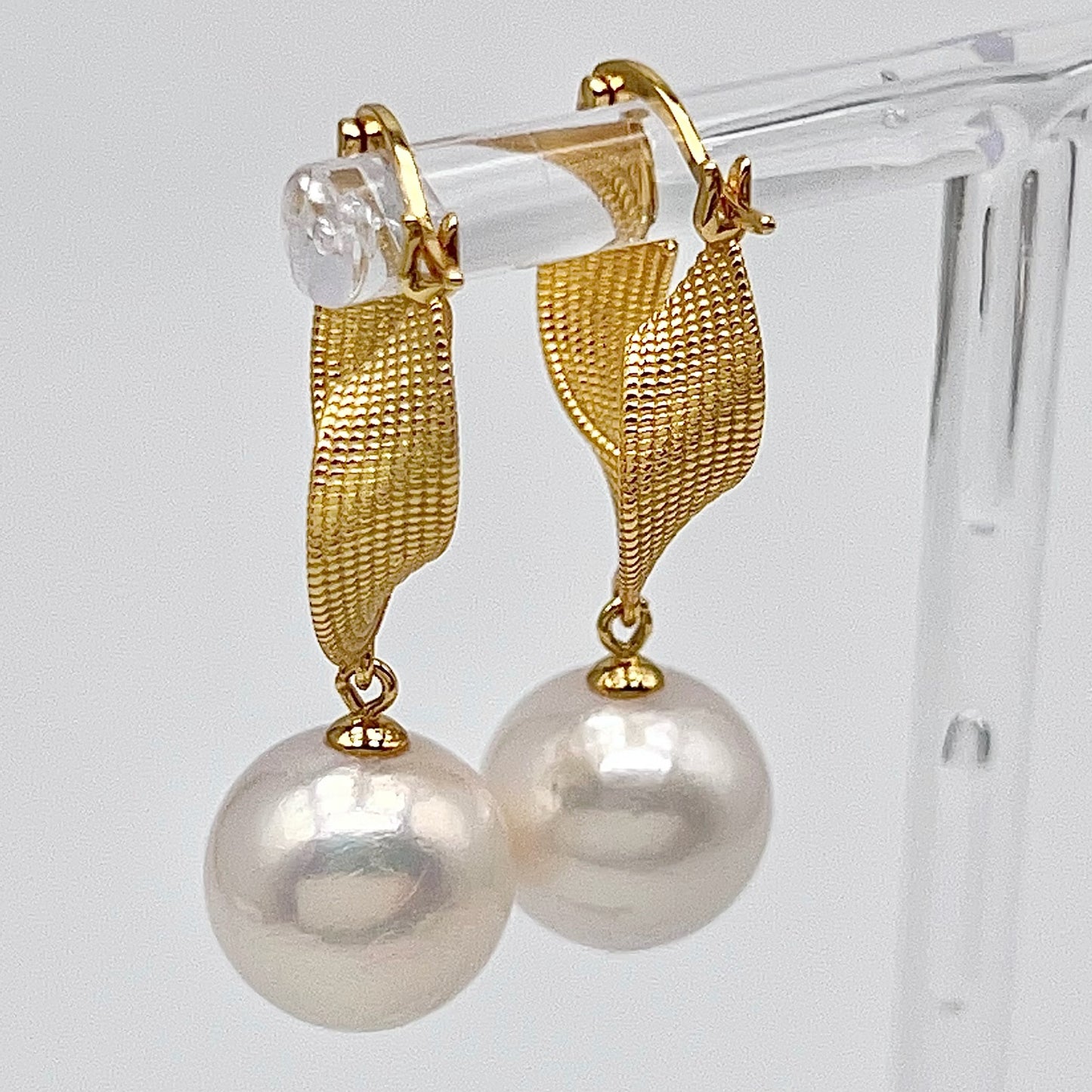 Retro Wind . Earring of White Edison Pearl in Silver 925. Twist Ribbon