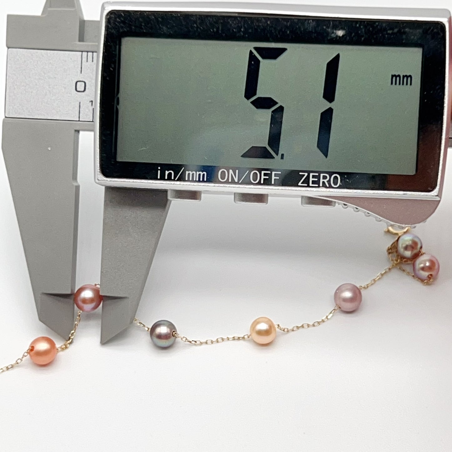 Star Light . Bracelet of Multi-Color Freshwater Pearl in Gold 18K. 5mm