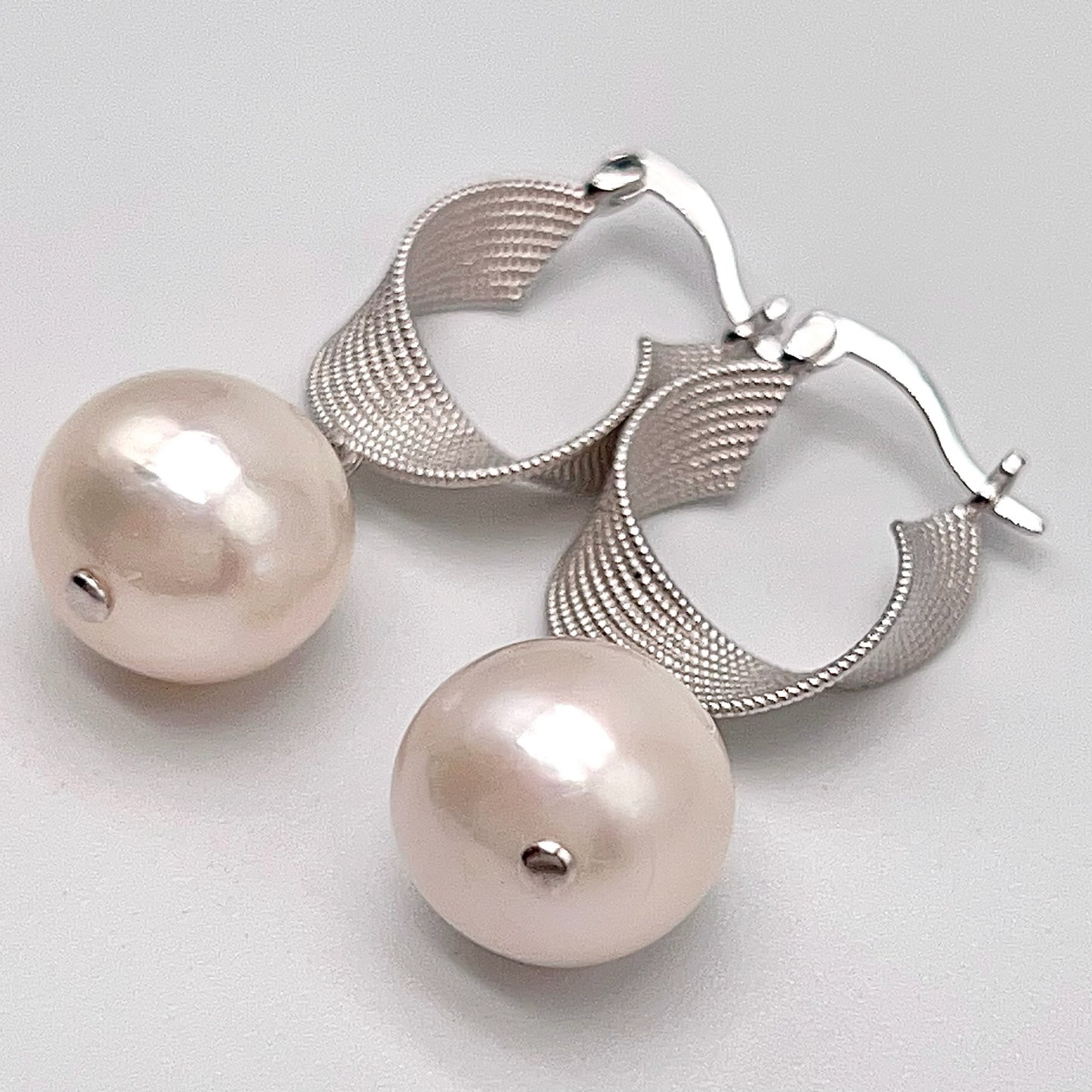 Retro Wind . Earring of White Edison Pearl in Silver 925. Twist Ribbon