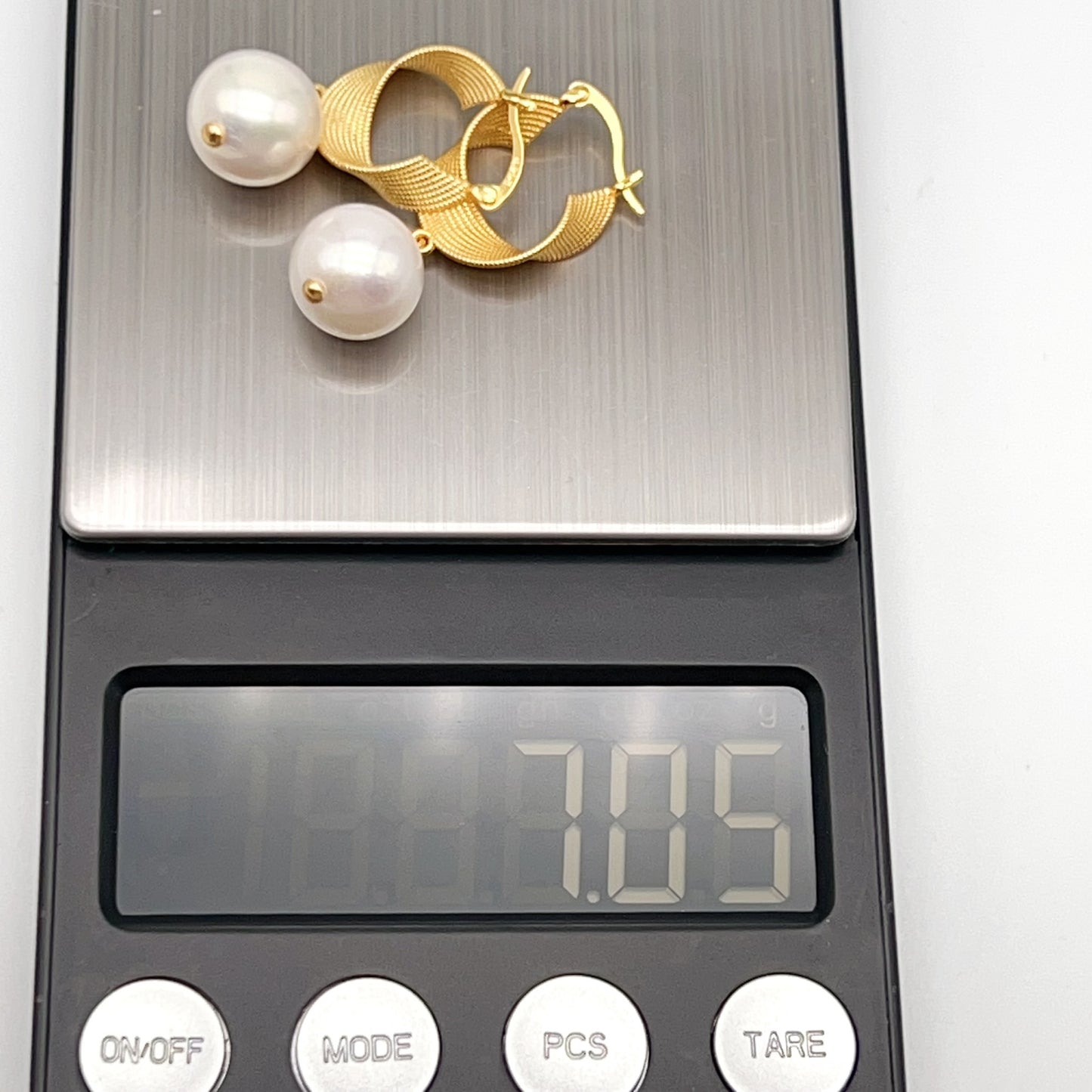 Retro Wind . Earring of White Edison Pearl in Silver 925. Twist Ribbon