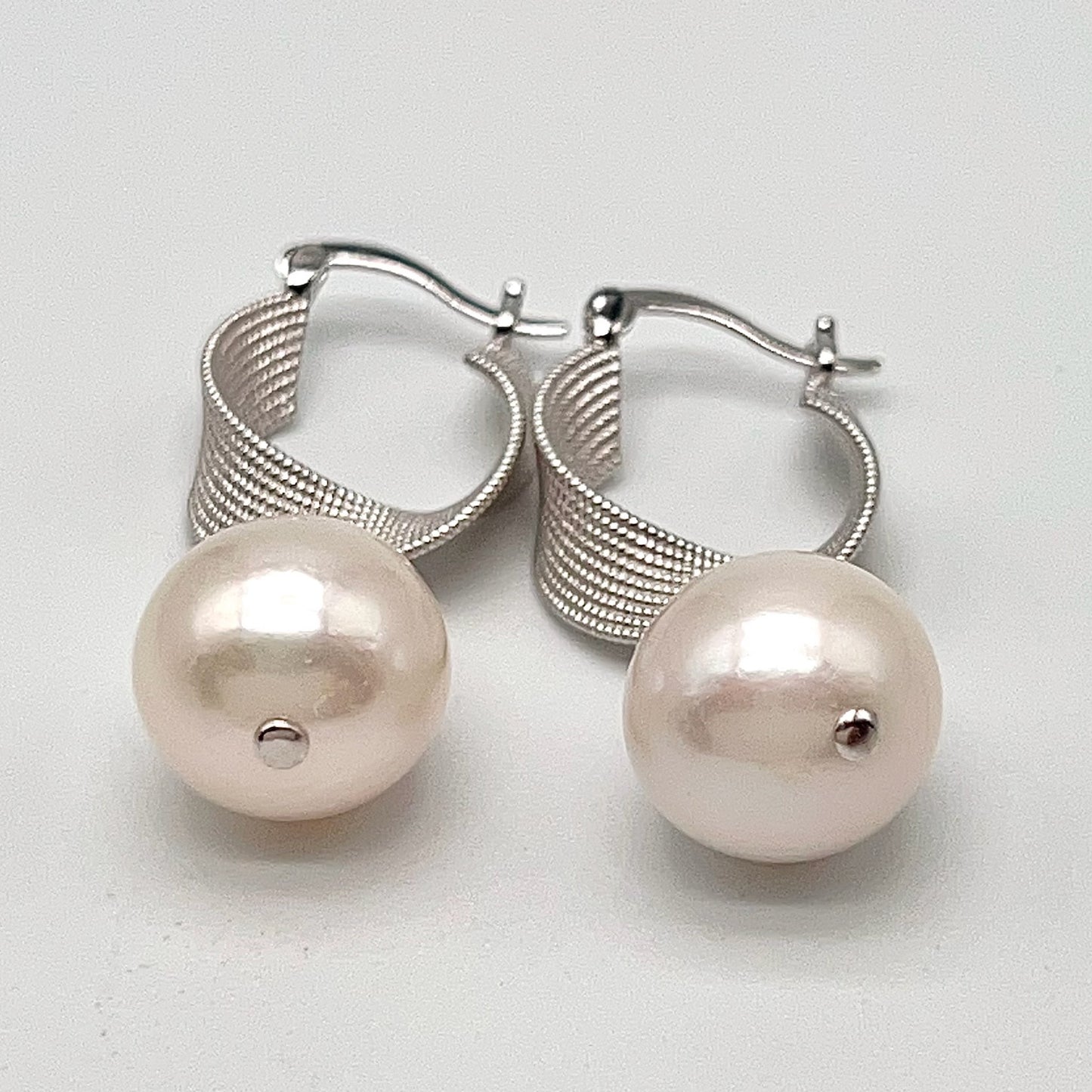 Retro Wind . Earring of White Edison Pearl in Silver 925. Twist Ribbon