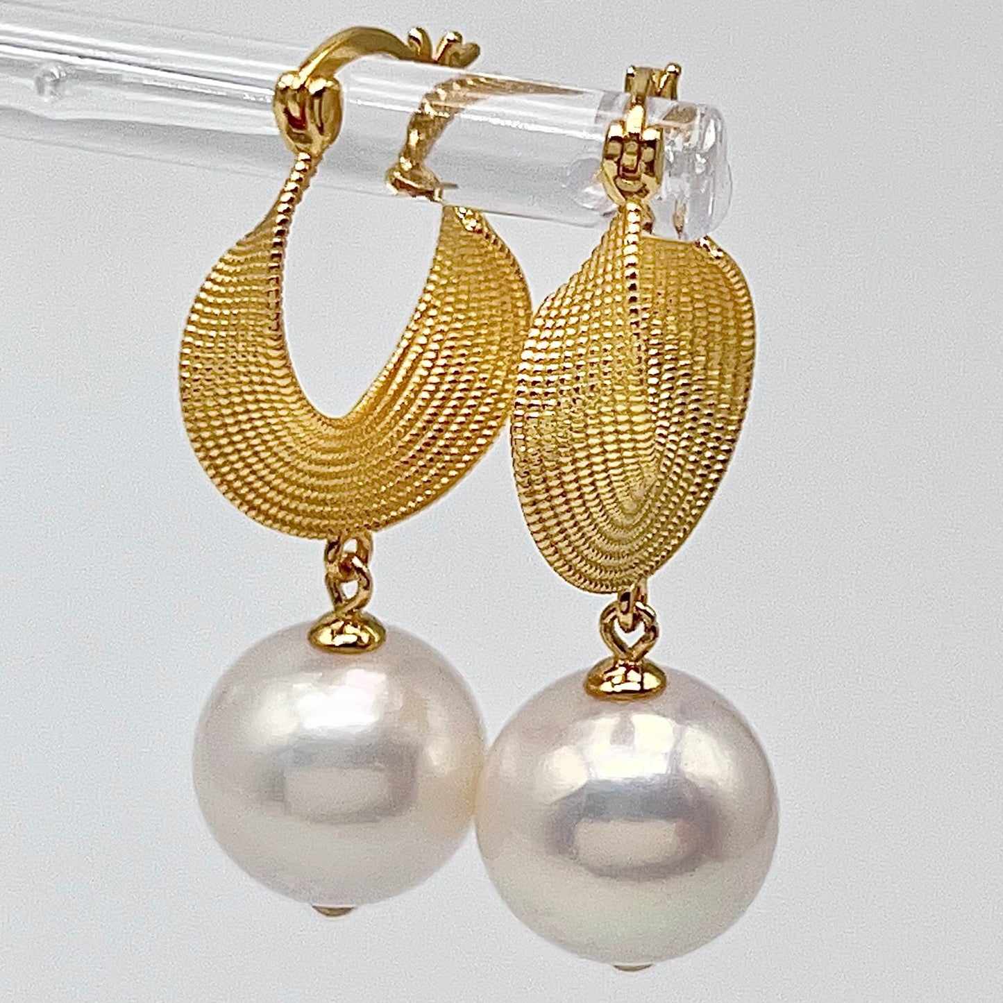 Retro Wind . Earring of White Edison Pearl in Silver 925. Twist Ribbon