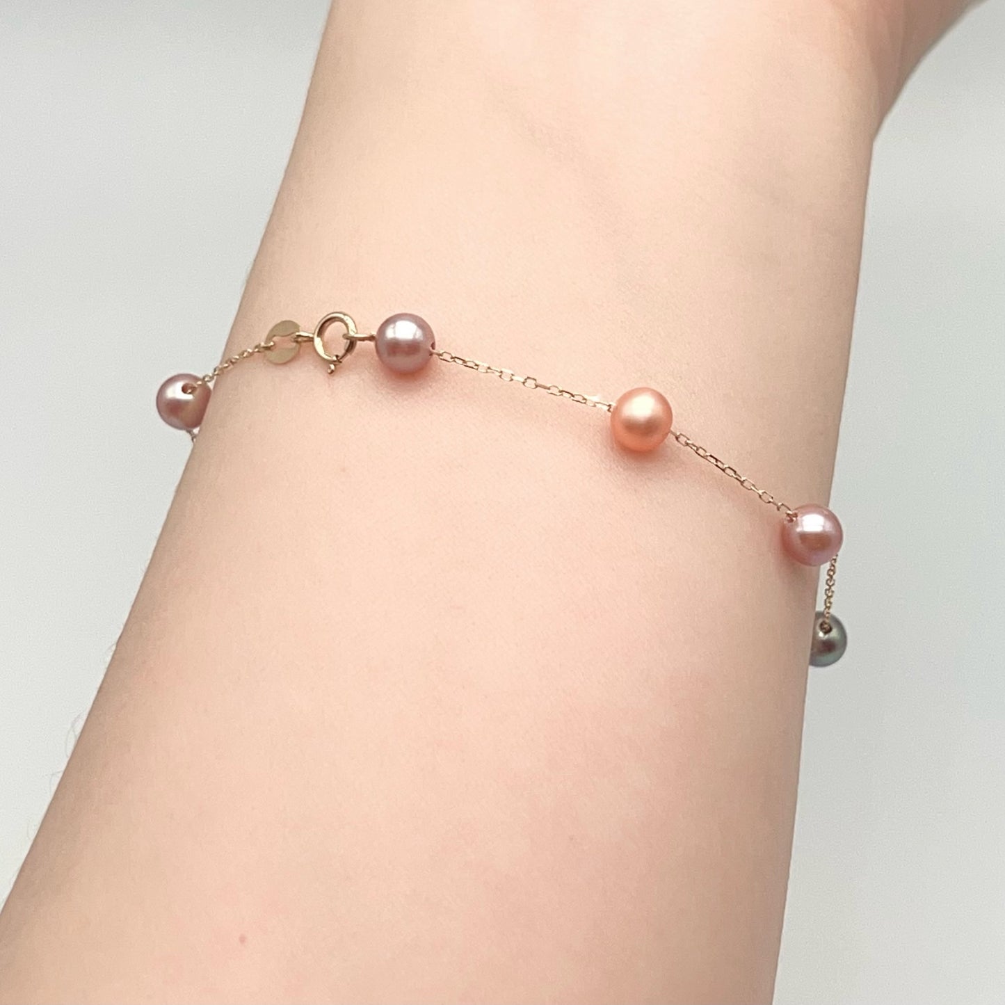 Star Light . Bracelet of Multi-Color Freshwater Pearl in Gold 18K. 5mm