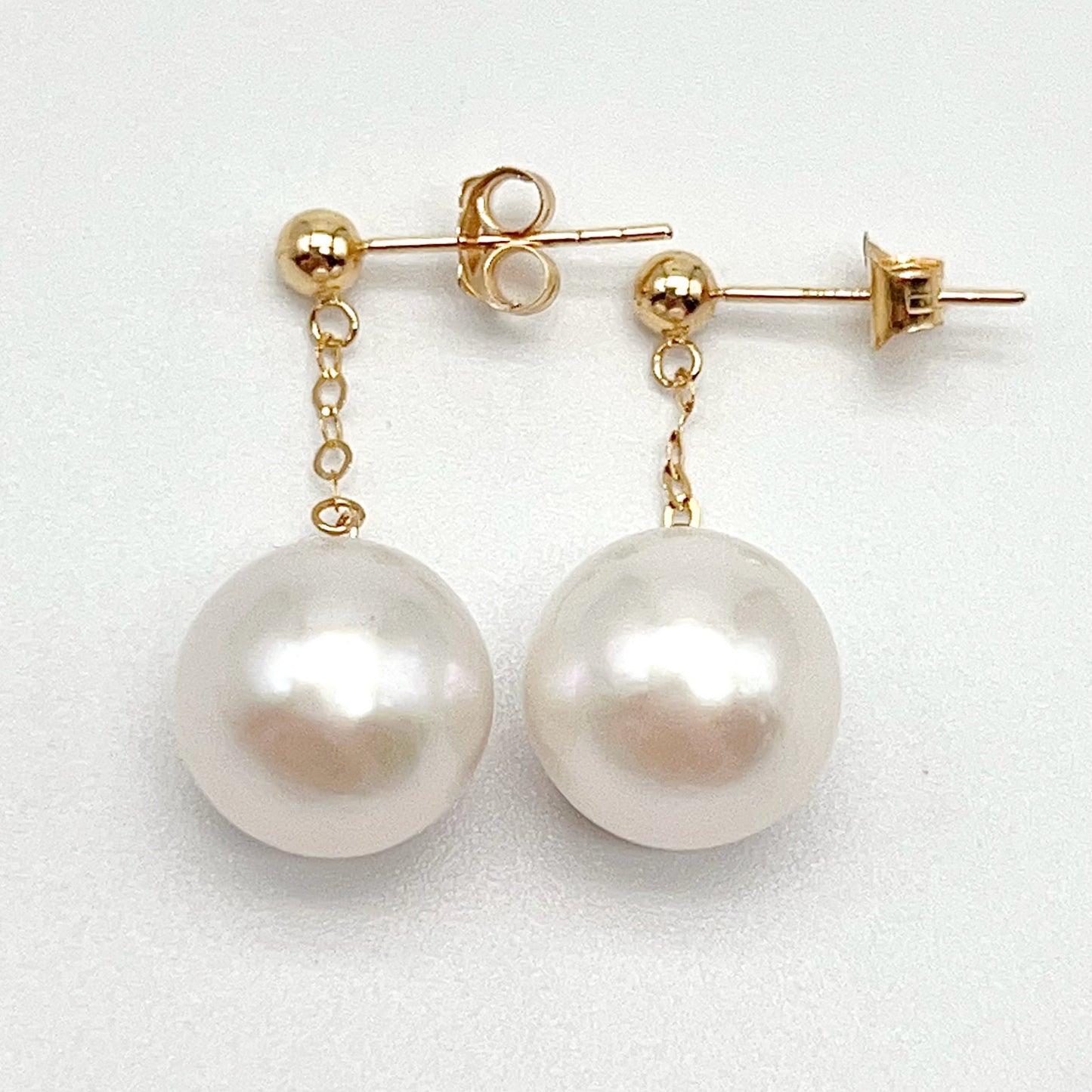 Swing Swing . Edison Pearl Earring Stud in 18K with Chain. White . Top Quality