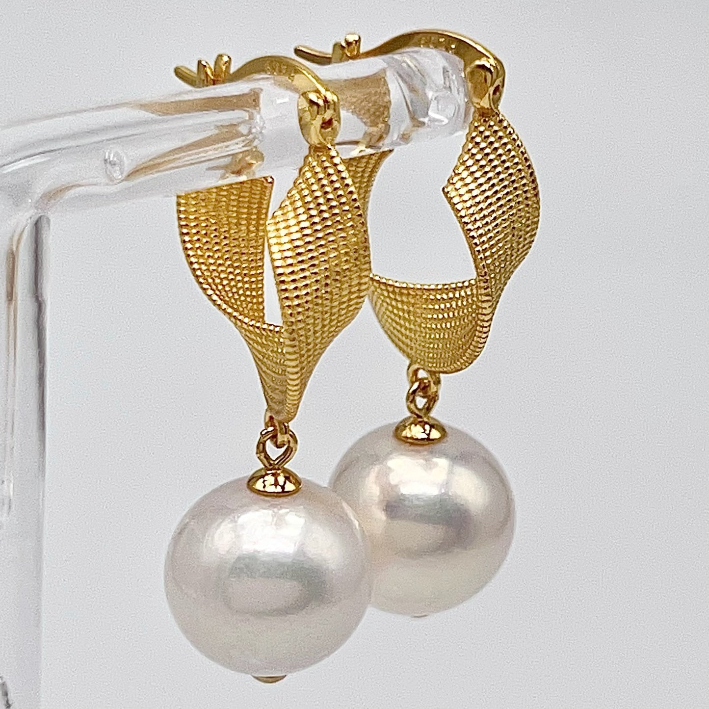 Retro Wind . Earring of White Edison Pearl in Silver 925. Twist Ribbon