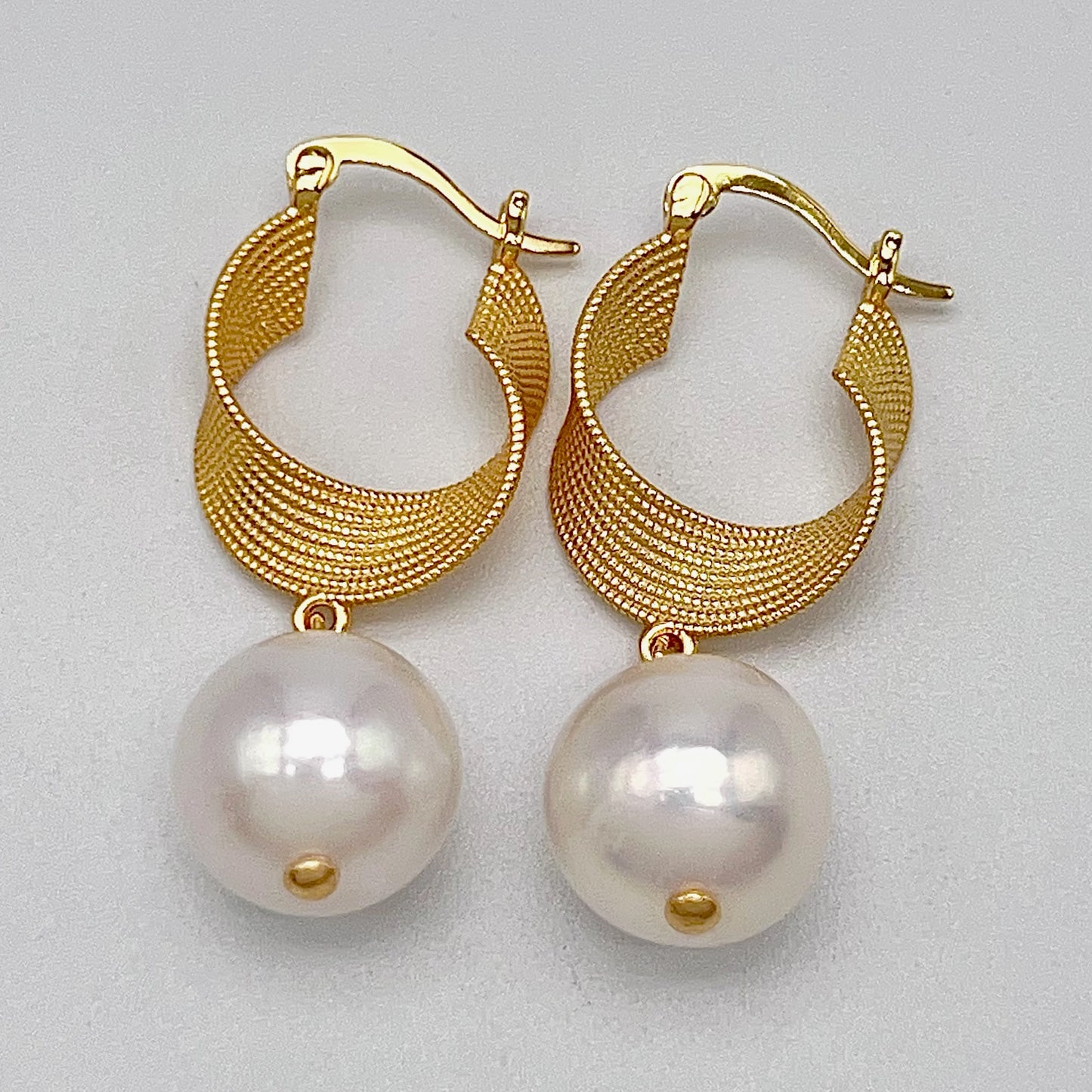 Retro Wind . Earring of White Edison Pearl in Silver 925. Twist Ribbon