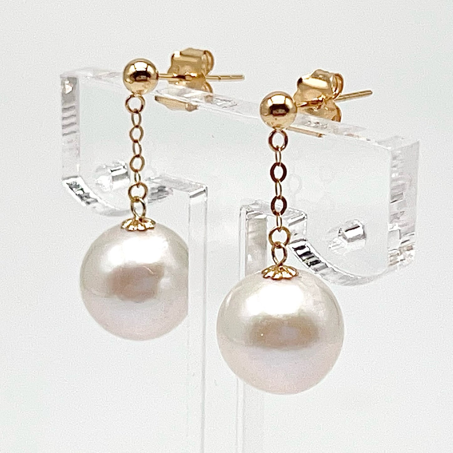 Swing Swing . Edison Pearl Earring Stud in 18K with Chain. White . Top Quality