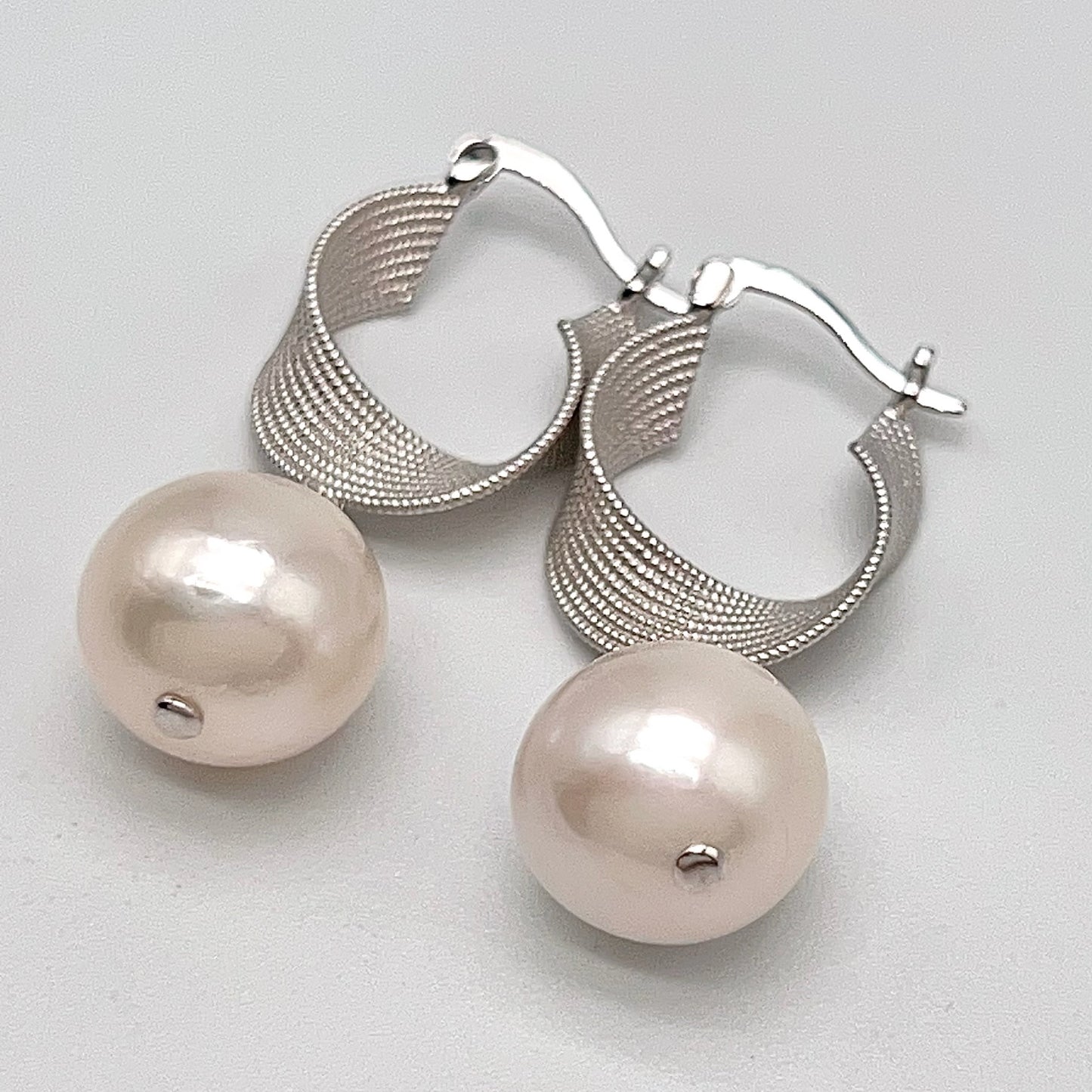 Retro Wind . Earring of White Edison Pearl in Silver 925. Twist Ribbon