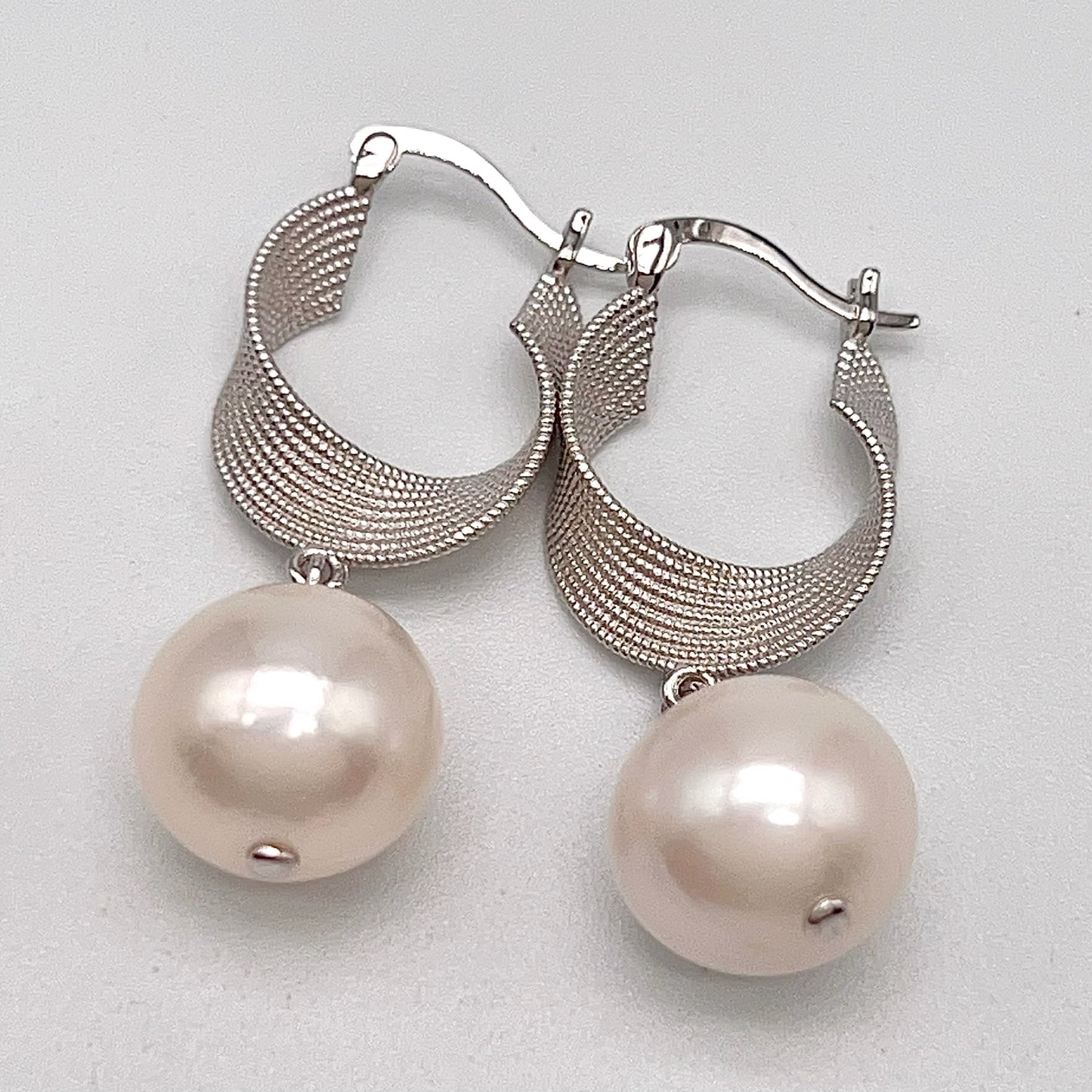 Retro Wind . Earring of White Edison Pearl in Silver 925. Twist Ribbon