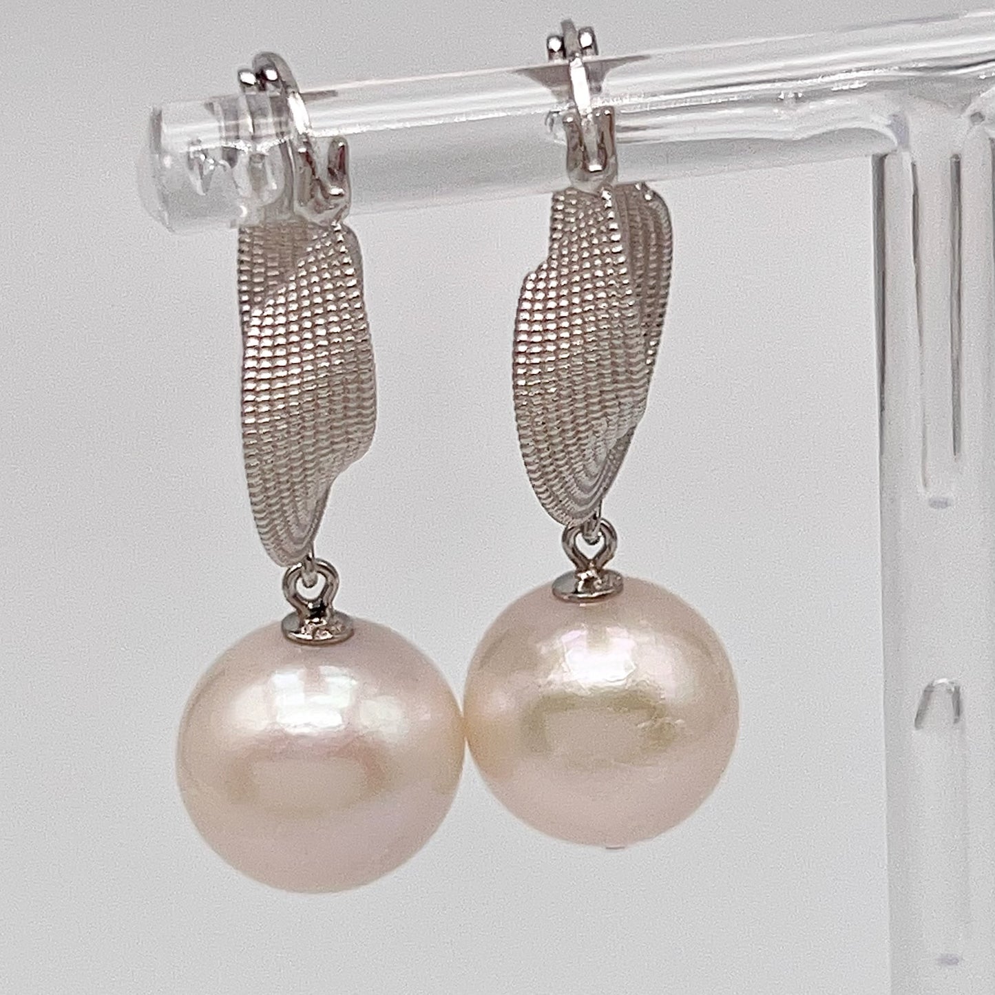 Retro Wind . Earring of White Edison Pearl in Silver 925. Twist Ribbon