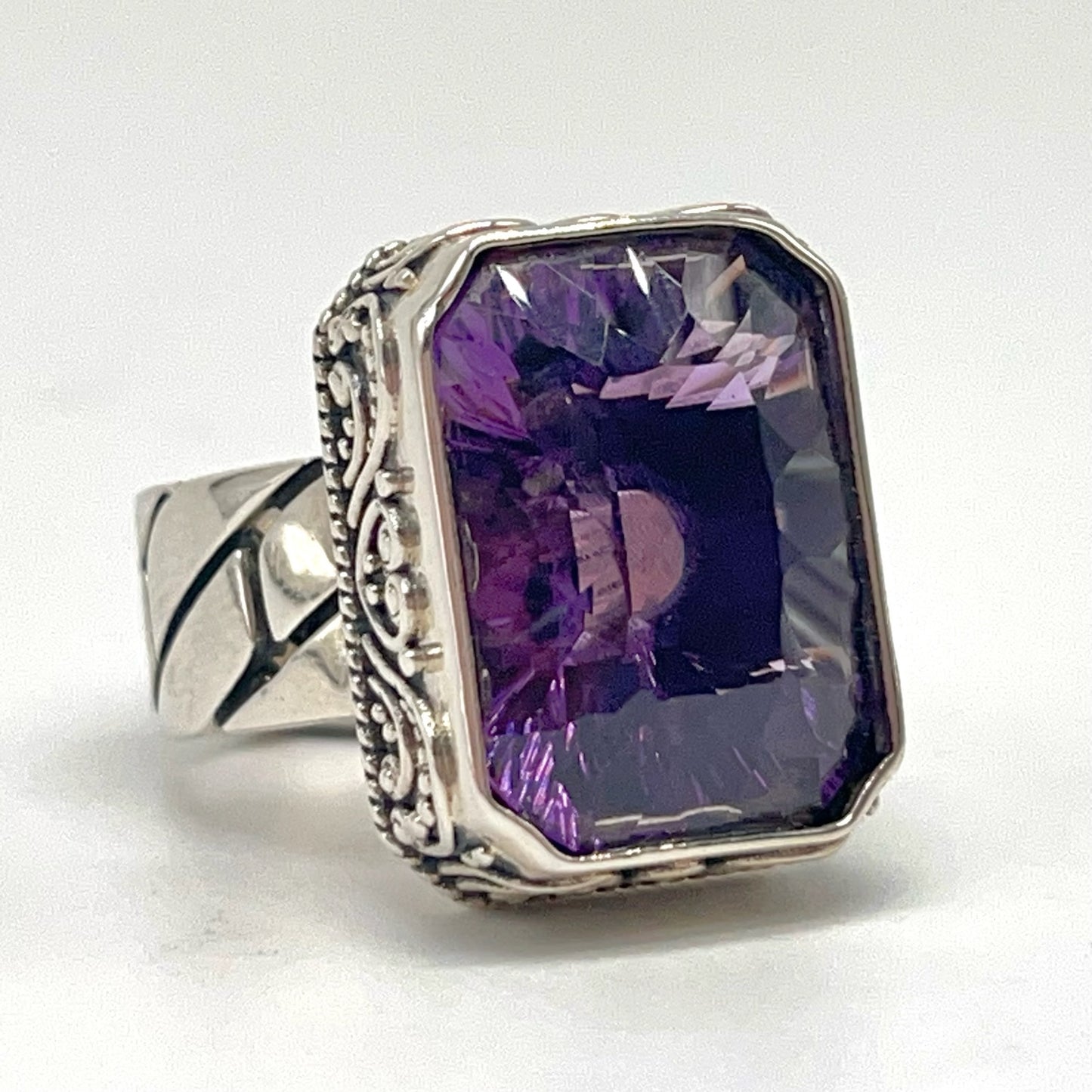 Retro Wind . Ring of Amethyst in Silver 925. Rectangle . Decorative Texture