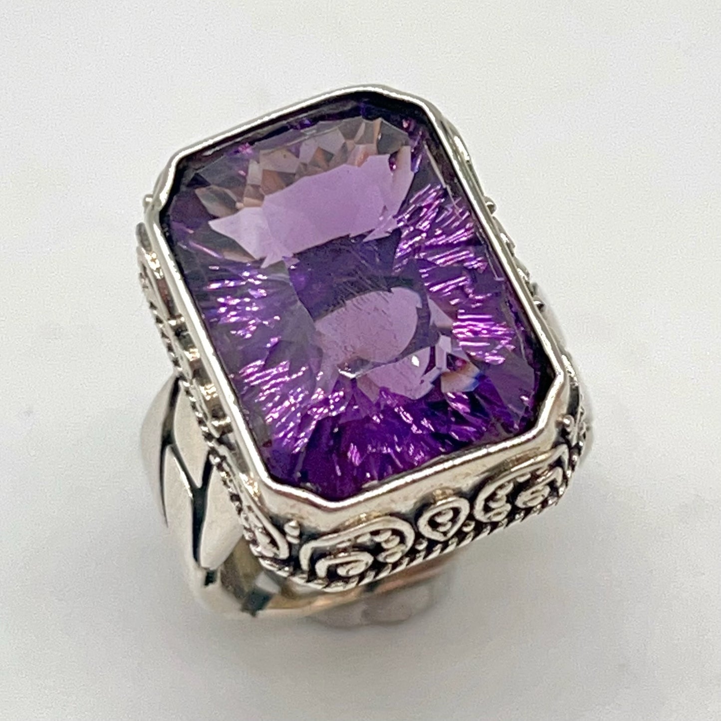 Retro Wind . Ring of Amethyst in Silver 925. Rectangle . Decorative Texture