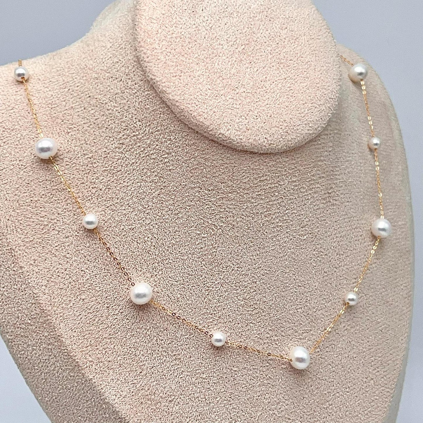 Starlight. 4-7mmWhite Pearl Necklace in 18K Gold