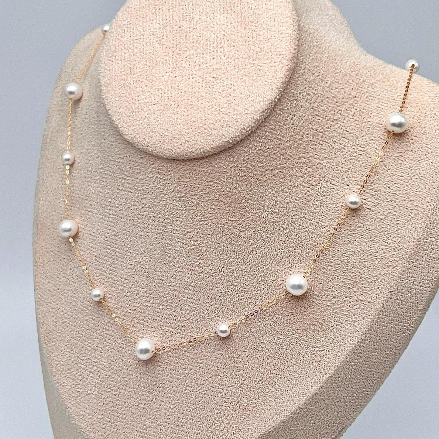Starlight. 4-7mmWhite Pearl Necklace in 18K Gold