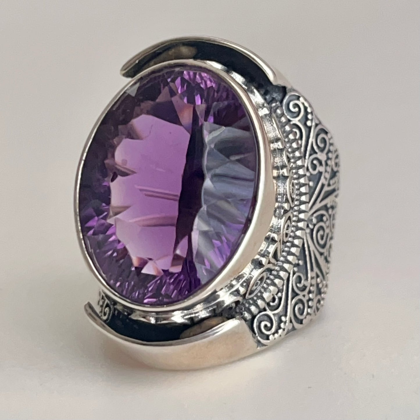 Retro Wind . Amethyst Ring in Silver 925. Oval