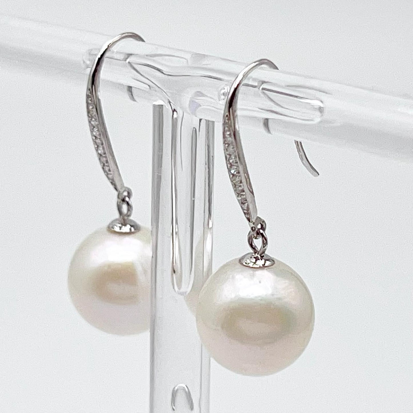 Classic.White Edison Pearl Earring Dangle in Platinum. PT900