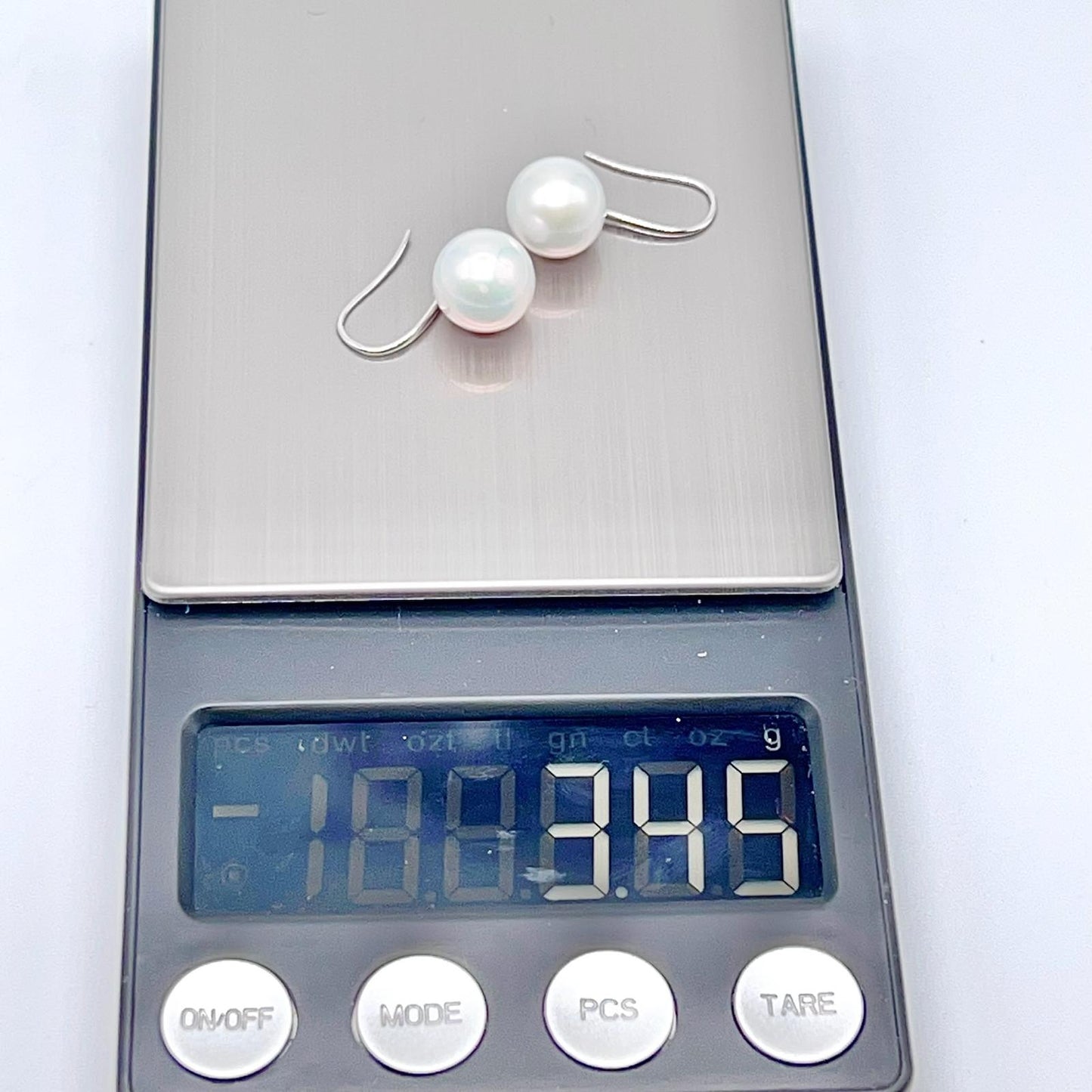 Classic.White Edison Pearl Earring Dangle in Platinum. PT900
