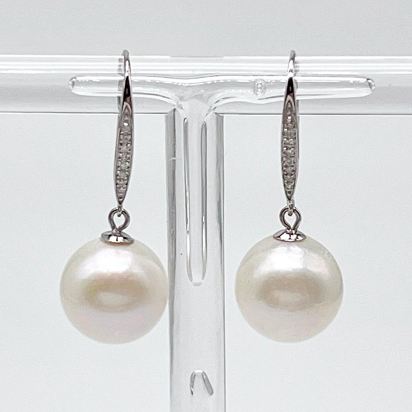 Classic.White Edison Pearl Earring Dangle in Platinum. PT900