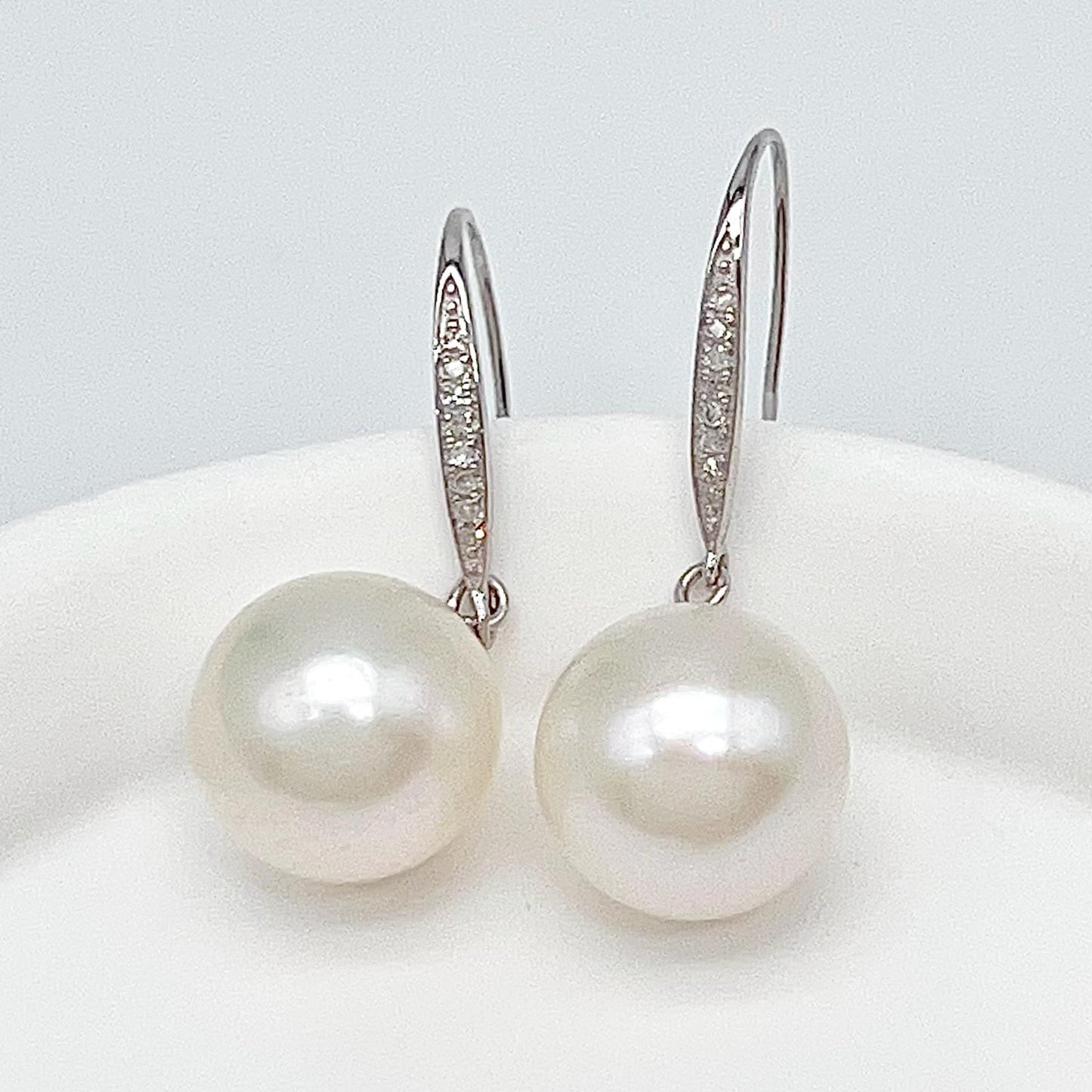 Classic.White Edison Pearl Earring Dangle in Platinum. PT900