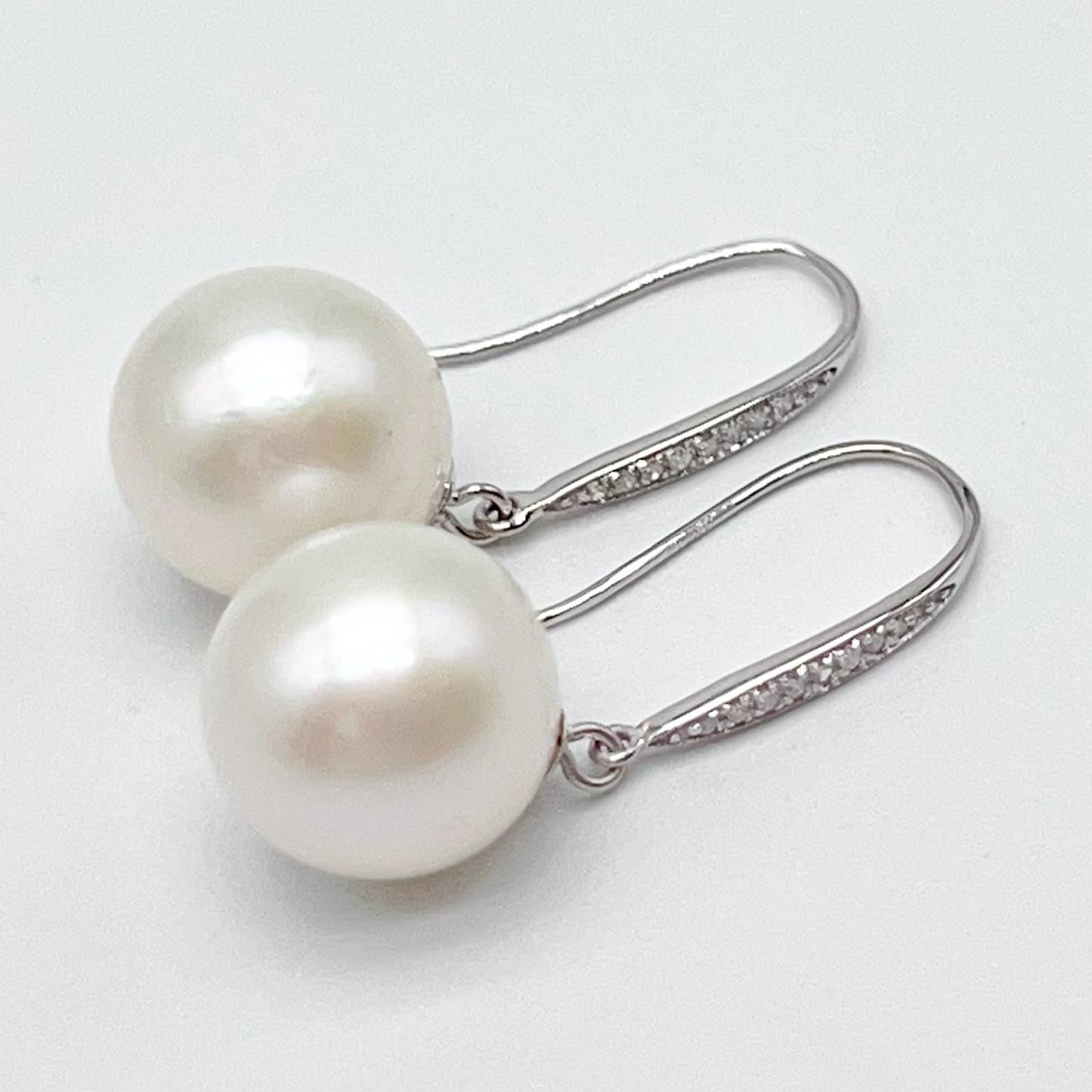 Classic.White Edison Pearl Earring Dangle in Platinum. PT900