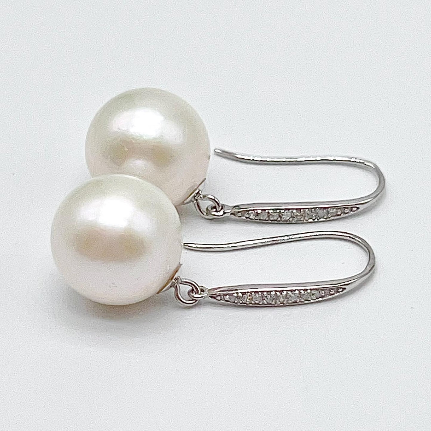 Classic.White Edison Pearl Earring Dangle in Platinum. PT900