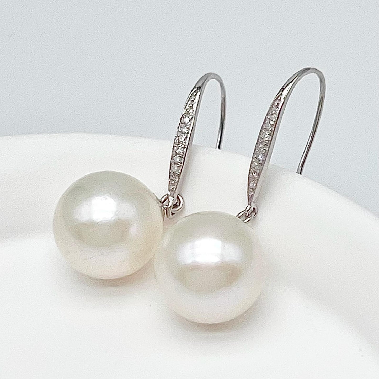 Classic.White Edison Pearl Earring Dangle in Platinum. PT900