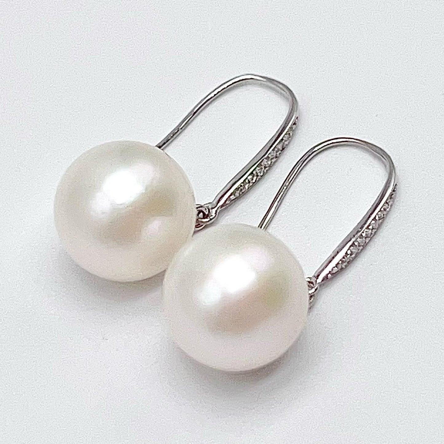 Classic.White Edison Pearl Earring Dangle in Platinum. PT900