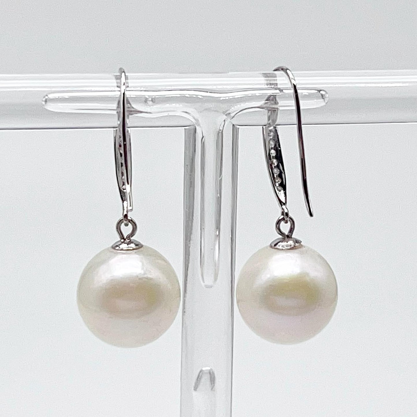Classic.White Edison Pearl Earring Dangle in Platinum. PT900