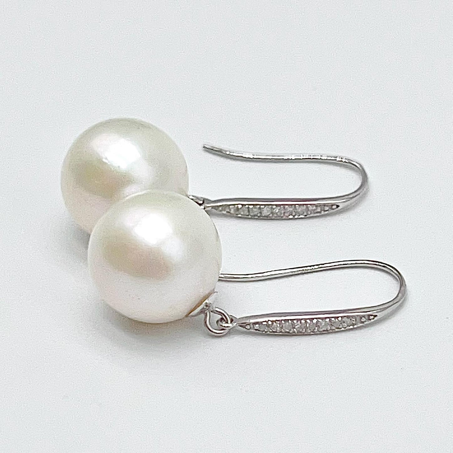 Classic.White Edison Pearl Earring Dangle in Platinum. PT900