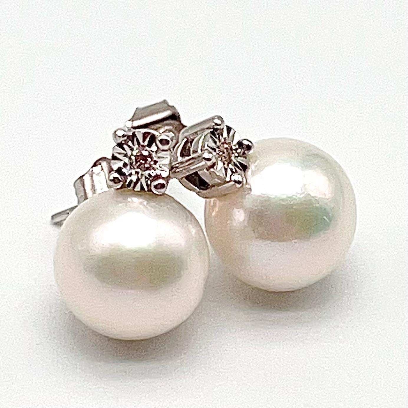 Classic. Edison Pearl Earring Stud in 18K Gold Pendant Head With Diamond