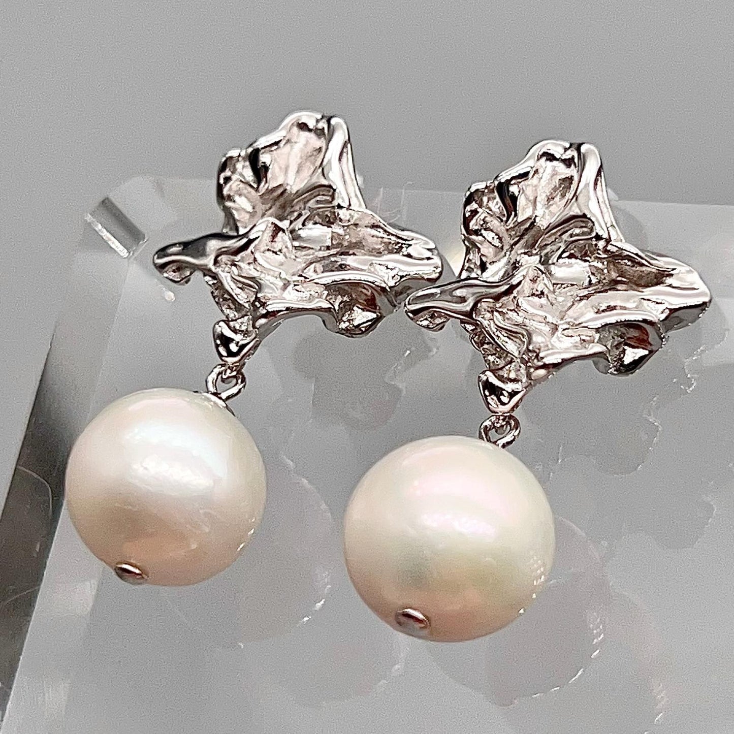 Retro Wind . Earring of Edison Pearl in Silver 925. Twisted Surface