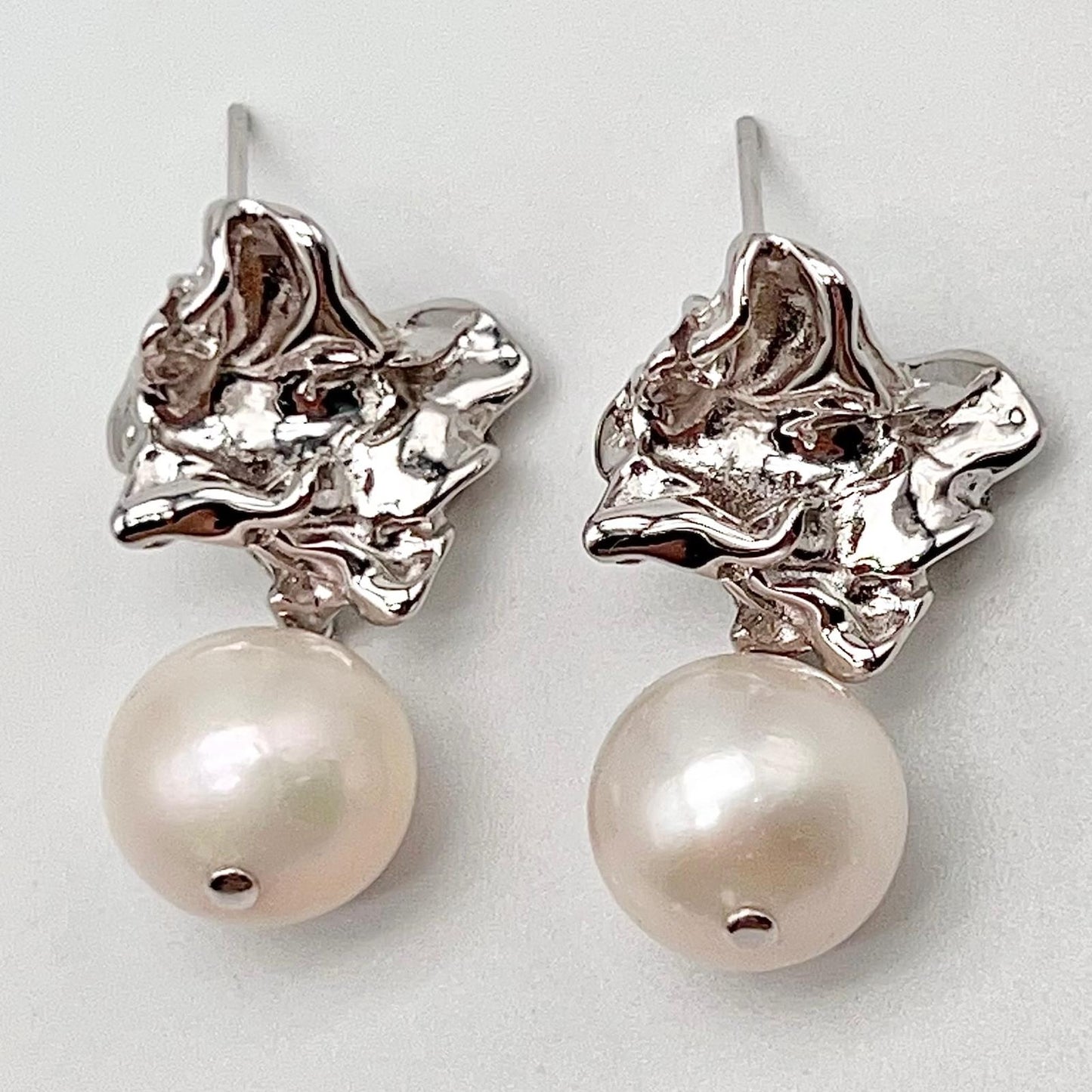 Retro Wind . Earring of Edison Pearl in Silver 925. Twisted Surface