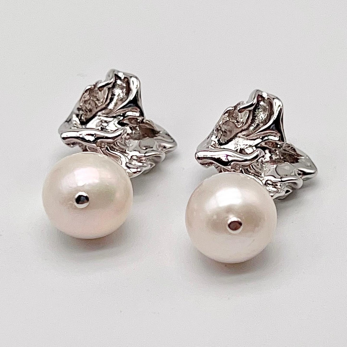 Retro Wind . Earring of Edison Pearl in Silver 925. Twisted Surface