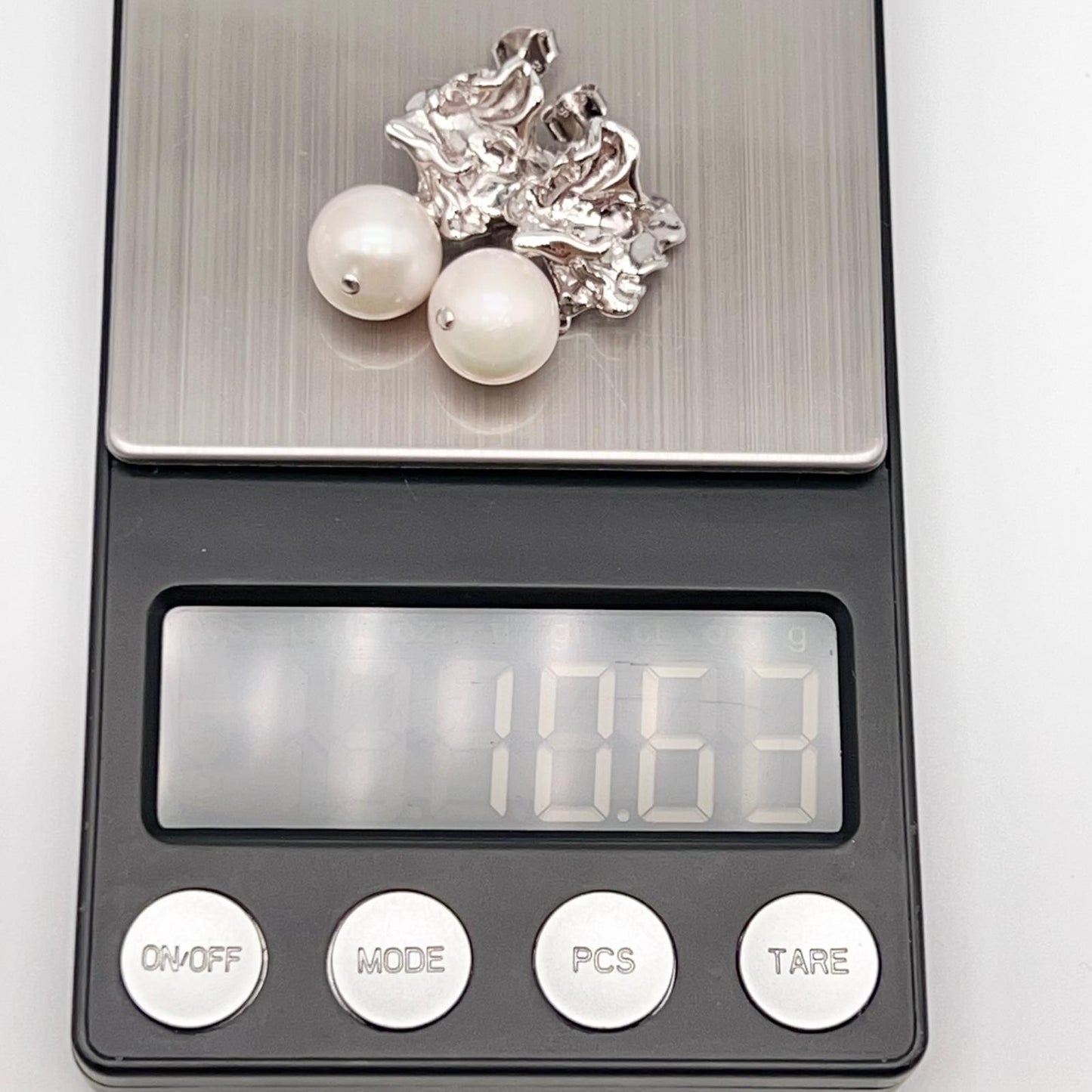 Retro Wind . Earring of Edison Pearl in Silver 925. Twisted Surface