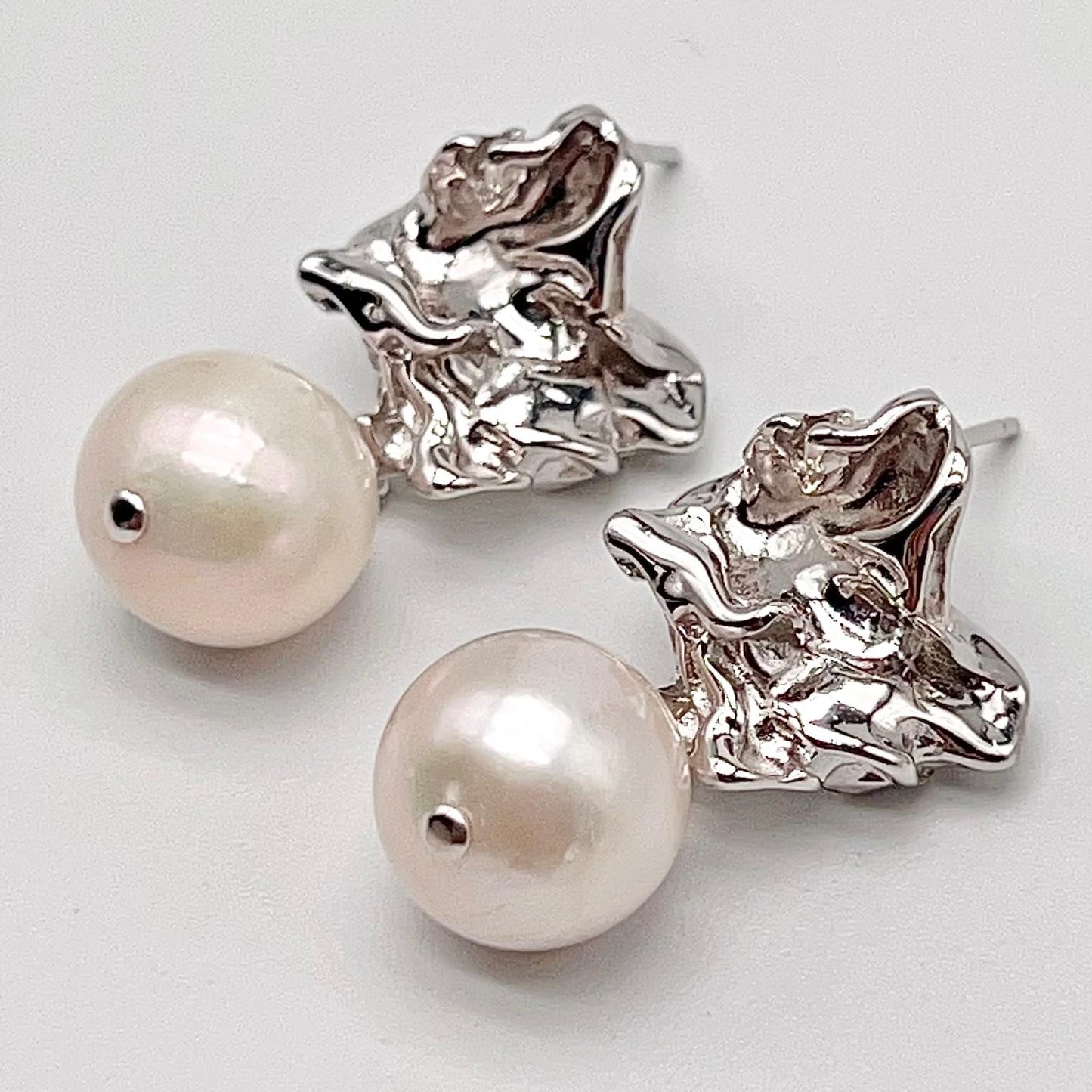 Retro Wind . Earring of Edison Pearl in Silver 925. Twisted Surface