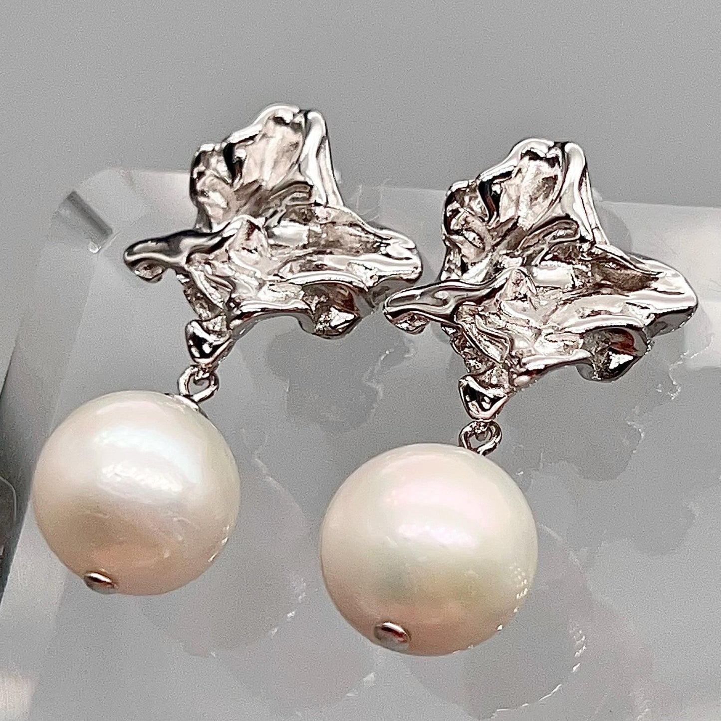 Retro Wind . Earring of Edison Pearl in Silver 925. Twisted Surface