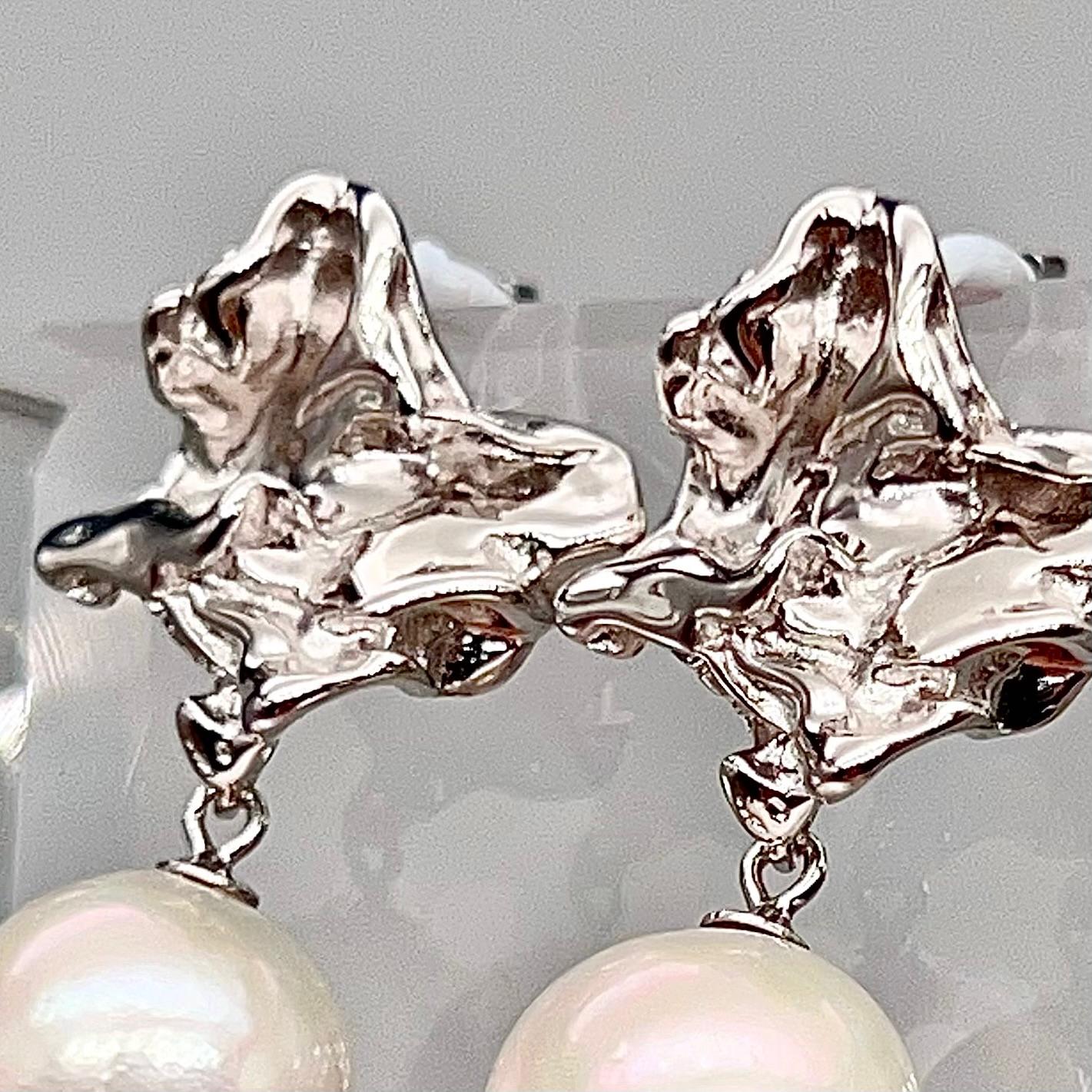 Retro Wind . Earring of Edison Pearl in Silver 925. Twisted Surface