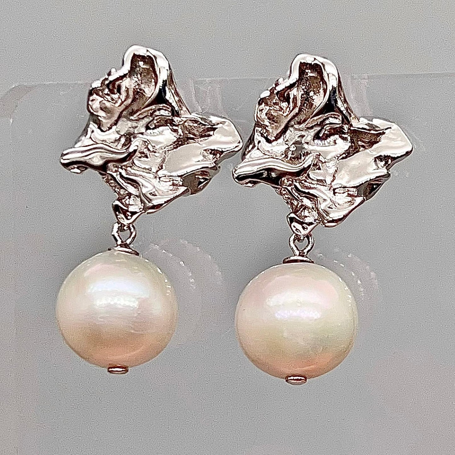 Retro Wind . Earring of Edison Pearl in Silver 925. Twisted Surface
