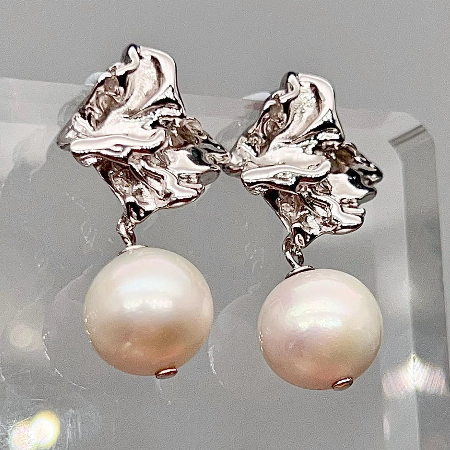 Retro Wind . Earring of Edison Pearl in Silver 925. Twisted Surface