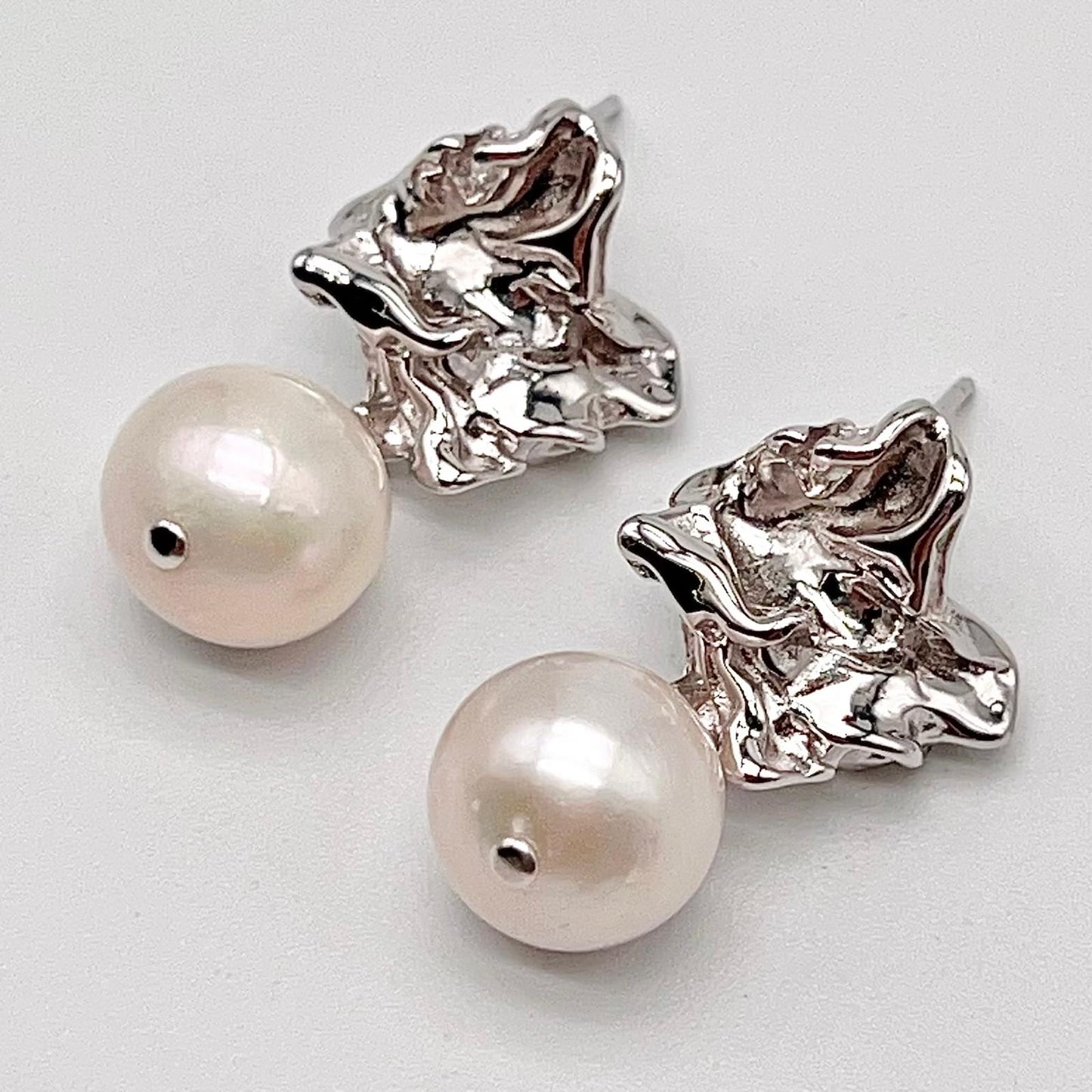 Retro Wind . Earring of Edison Pearl in Silver 925. Twisted Surface