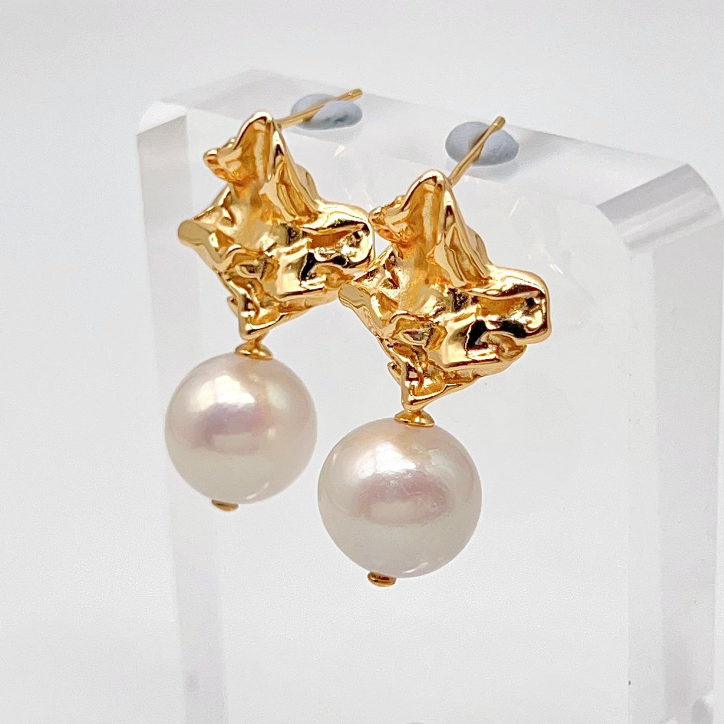 Retro Wind . Earring of Edison Pearl in Silver 925. Twisted Surface