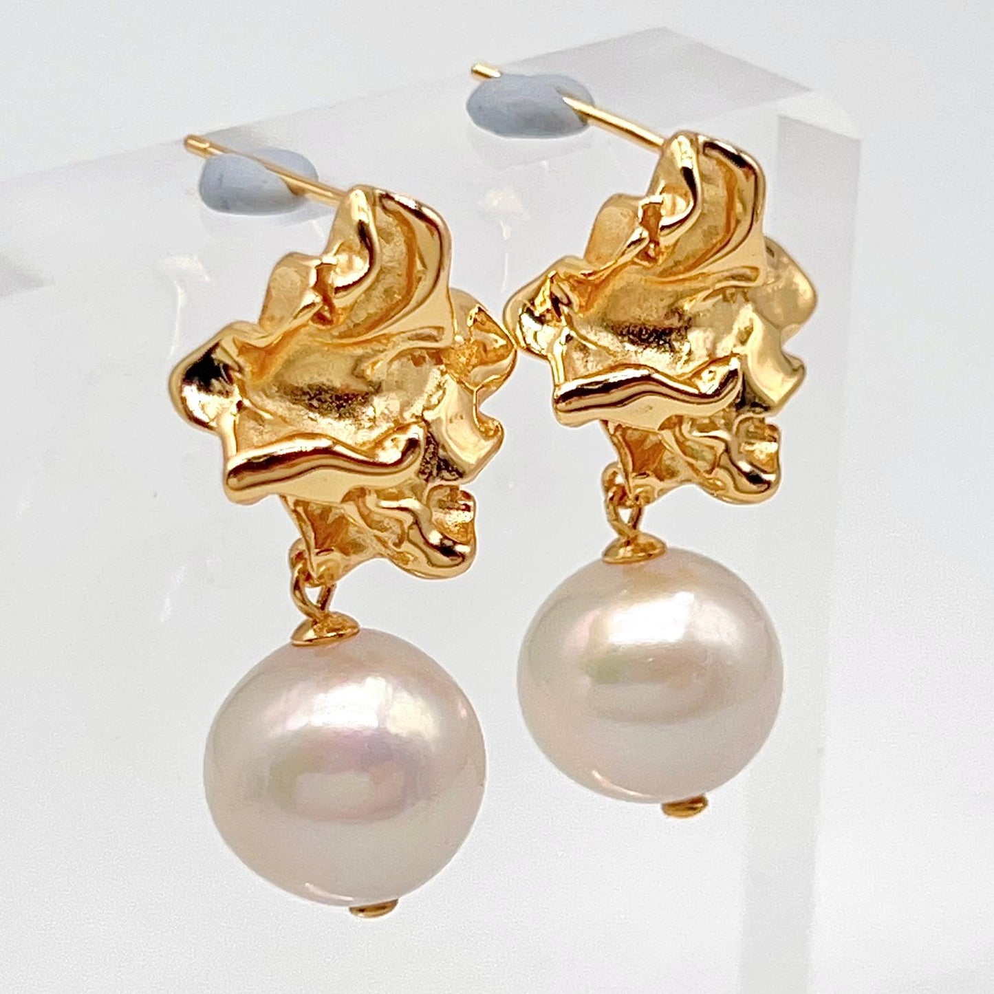 Retro Wind . Earring of Edison Pearl in Silver 925. Twisted Surface