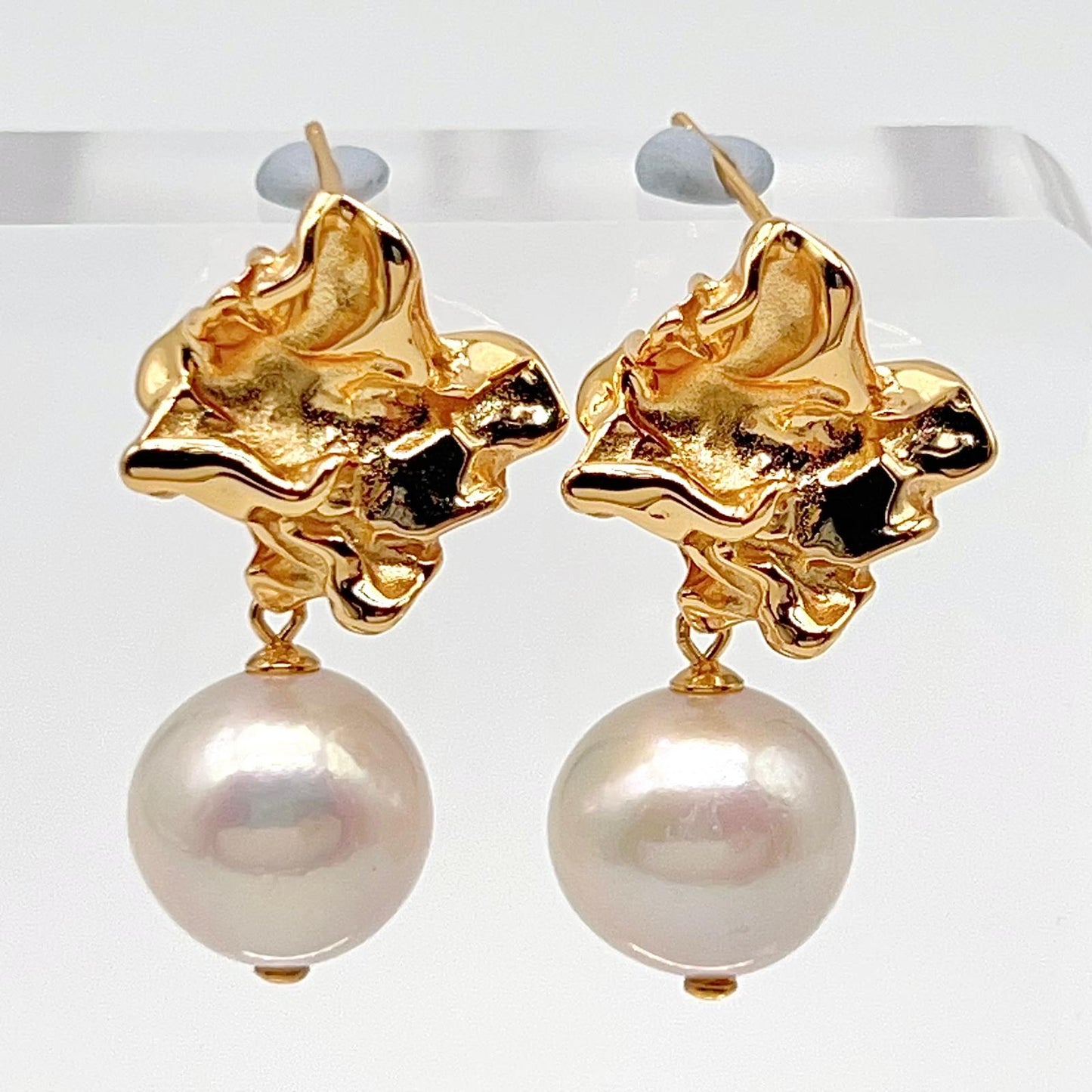 Retro Wind . Earring of Edison Pearl in Silver 925. Twisted Surface
