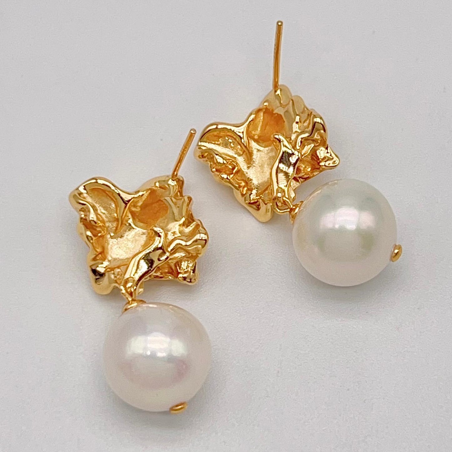 Retro Wind . Earring of Edison Pearl in Silver 925. Twisted Surface