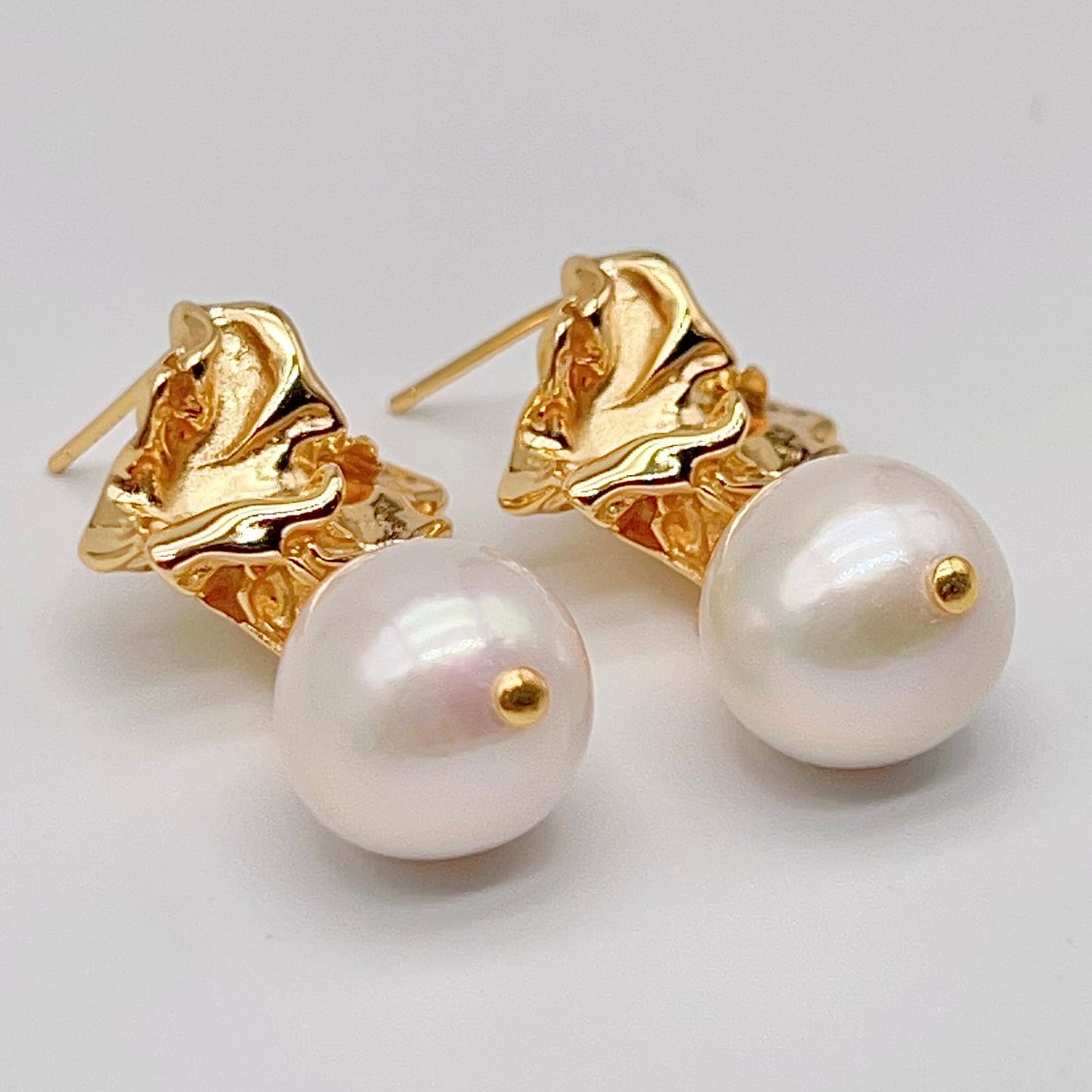 Retro Wind . Earring of Edison Pearl in Silver 925. Twisted Surface