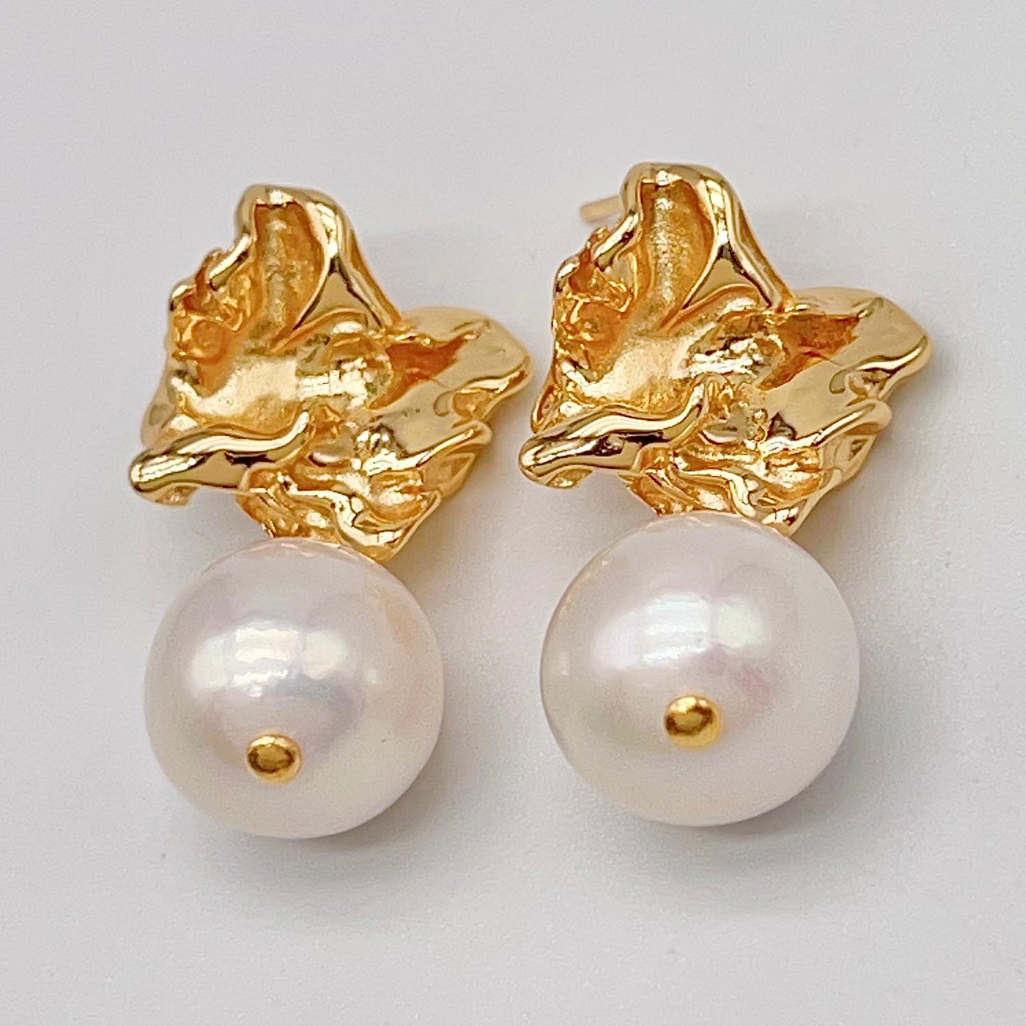 Retro Wind . Earring of Edison Pearl in Silver 925. Twisted Surface